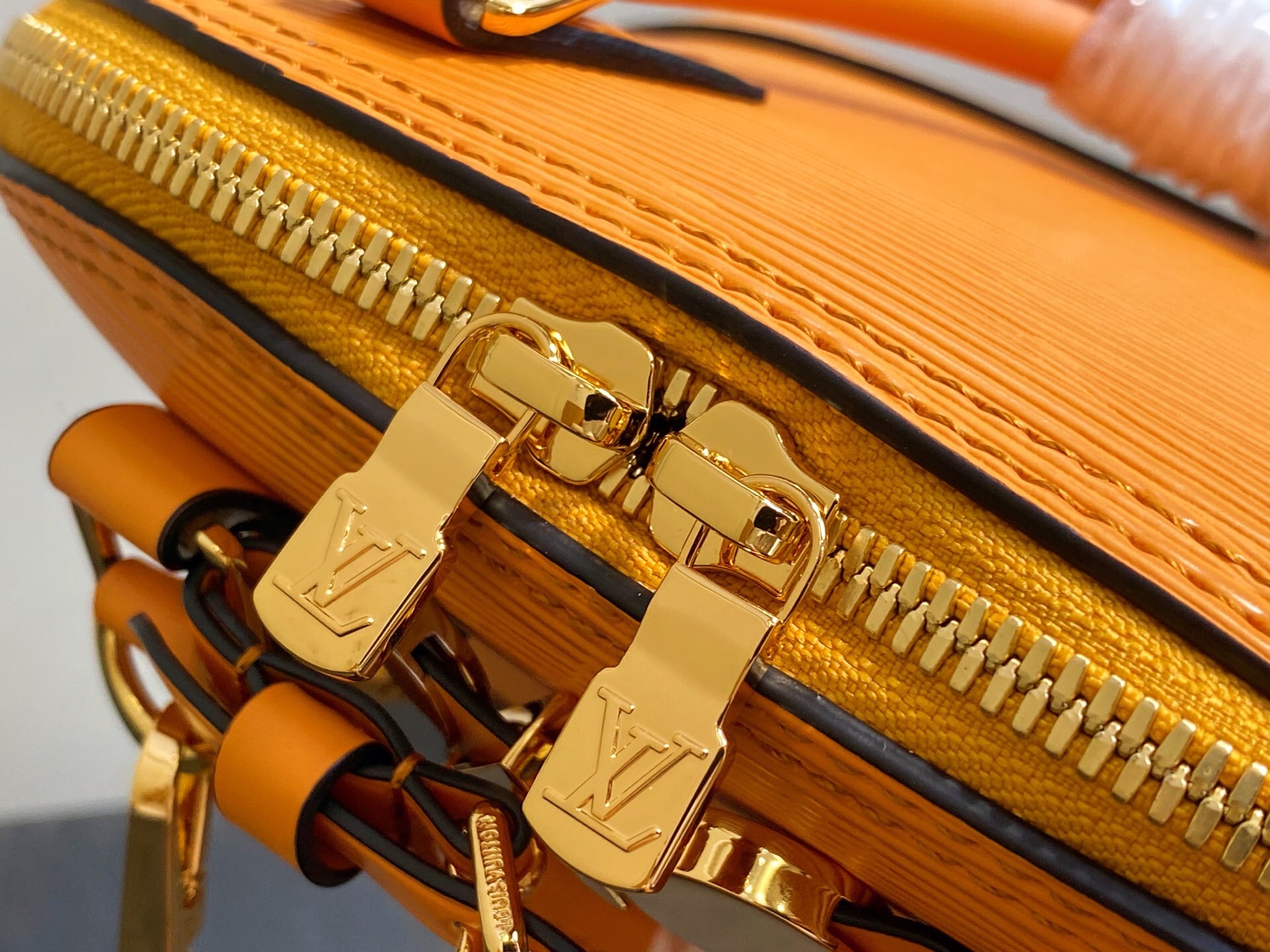 LV高仿Alma BB K00015橙色壓紋女款手提包鏈條精品設計｜歐美奢侈品精品推薦
