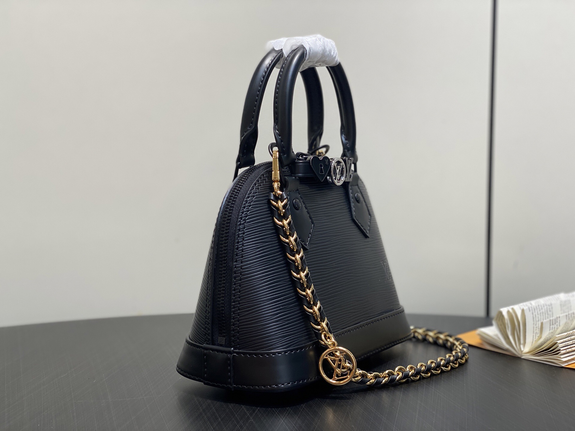 LV一比一Alma BB K00015黑色壓紋女款手提包鏈條百搭設計|超A仿原單精品圖片 14 LV一比一Alma BB K00015黑色壓紋女款手提包鏈條百搭設計|歐美奢侈品精品推薦