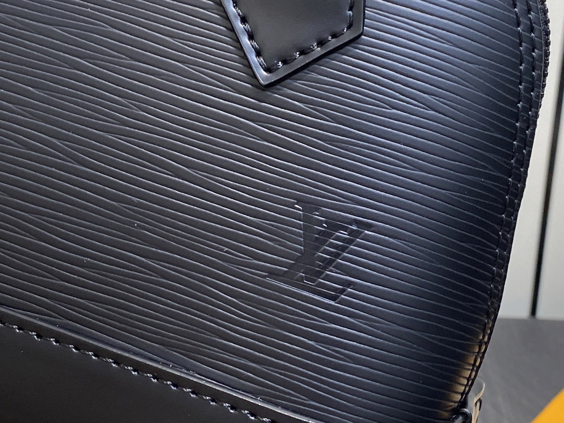 LV一比一Alma BB K00015黑色壓紋女款手提包鏈條百搭設計|超A仿原單精品圖片 11 LV一比一Alma BB K00015黑色壓紋女款手提包鏈條百搭設計|歐美奢侈品精品推薦