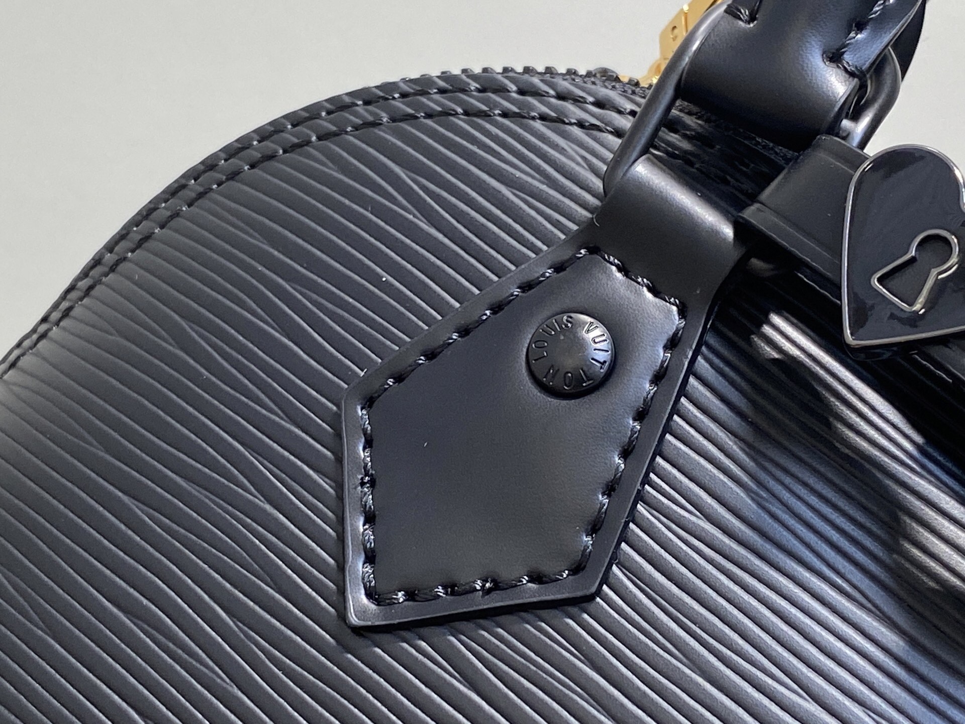 LV一比一Alma BB K00015黑色壓紋女款手提包鏈條百搭設計|超A仿原單精品圖片 10 LV一比一Alma BB K00015黑色壓紋女款手提包鏈條百搭設計|歐美奢侈品精品推薦