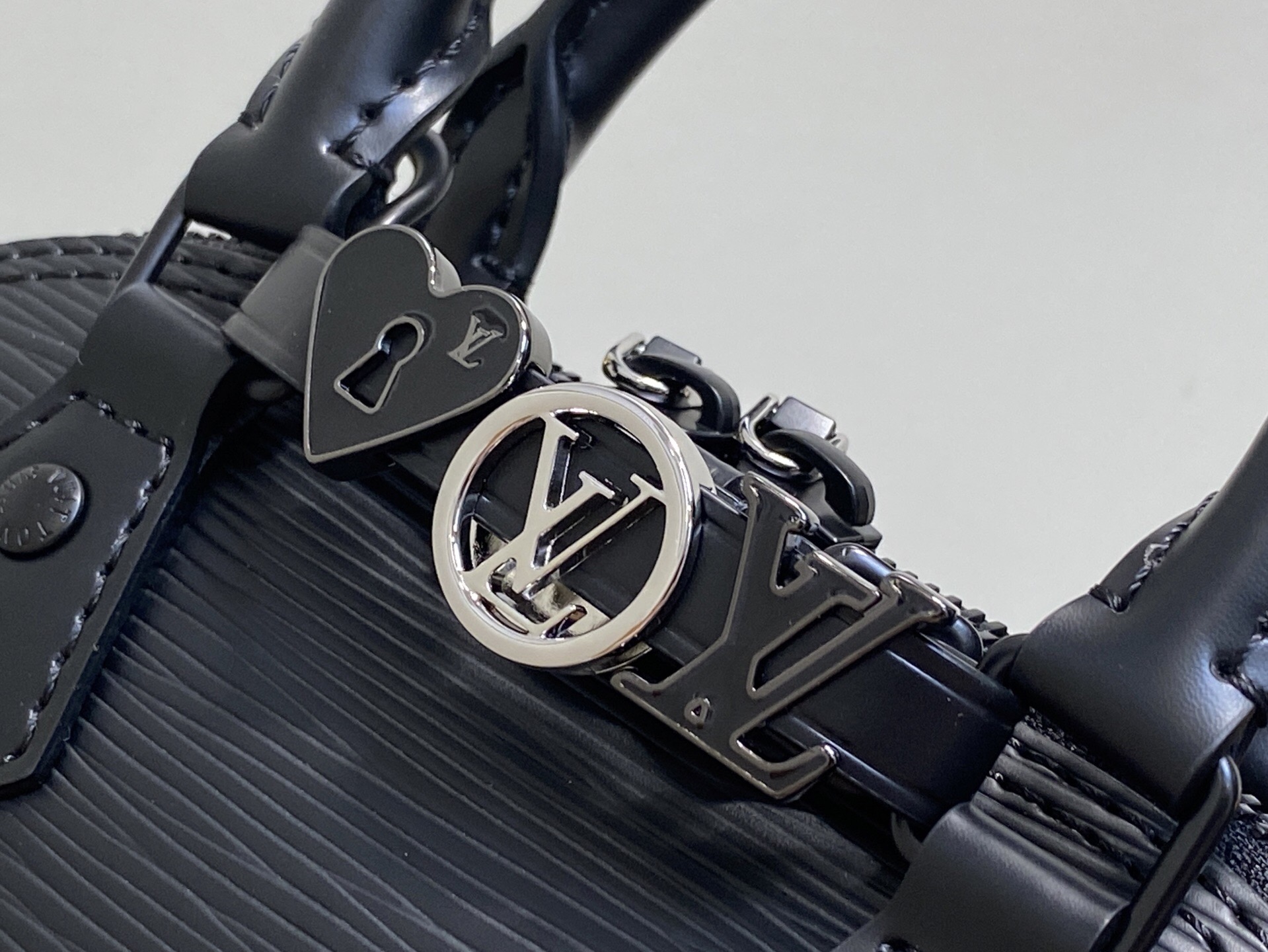 LV一比一Alma BB K00015黑色壓紋女款手提包鏈條百搭設計|超A仿原單精品圖片 9 LV一比一Alma BB K00015黑色壓紋女款手提包鏈條百搭設計|歐美奢侈品精品推薦