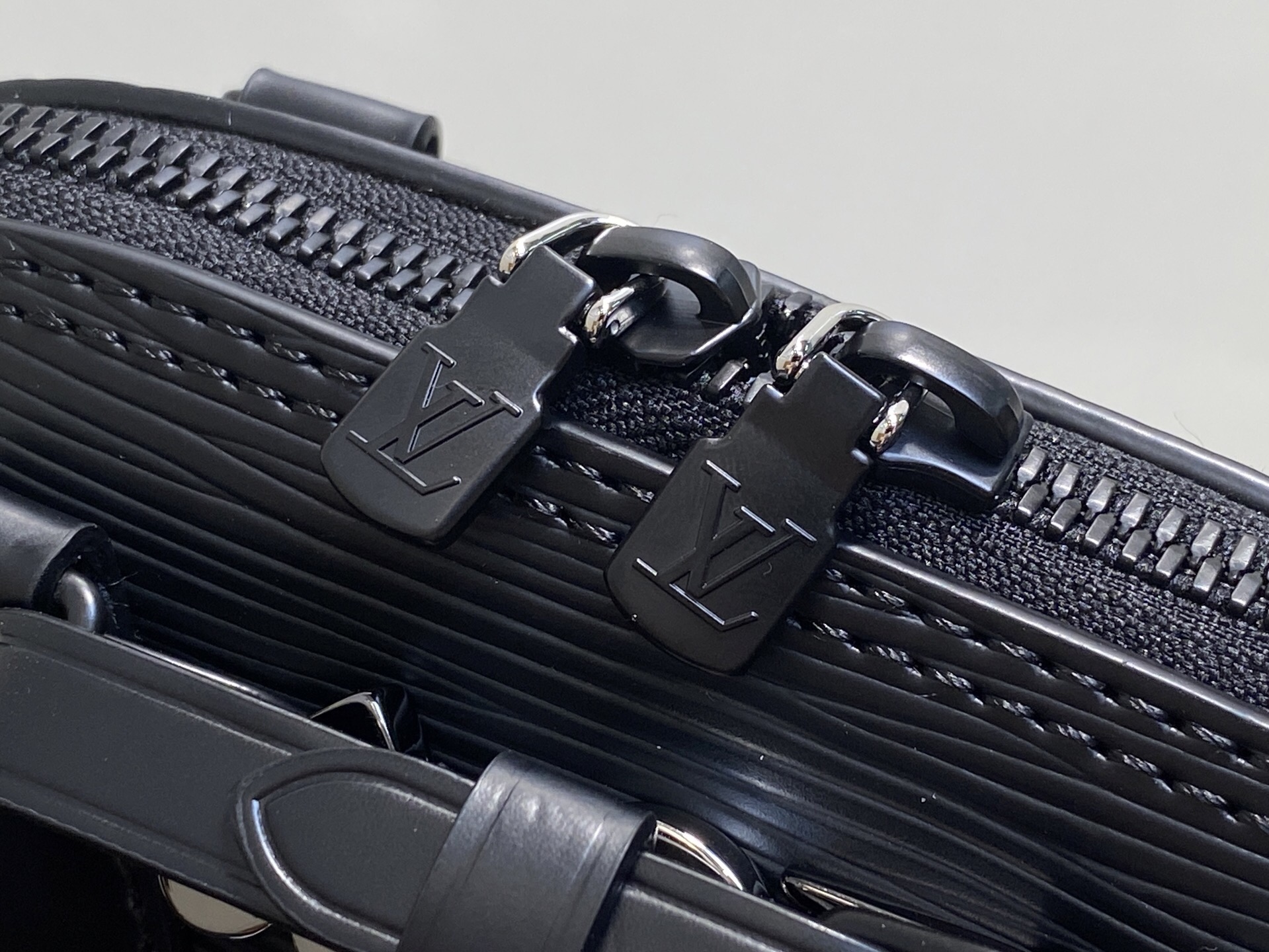 LV一比一Alma BB K00015黑色壓紋女款手提包鏈條百搭設計|超A仿原單精品圖片 7 LV一比一Alma BB K00015黑色壓紋女款手提包鏈條百搭設計|歐美奢侈品精品推薦