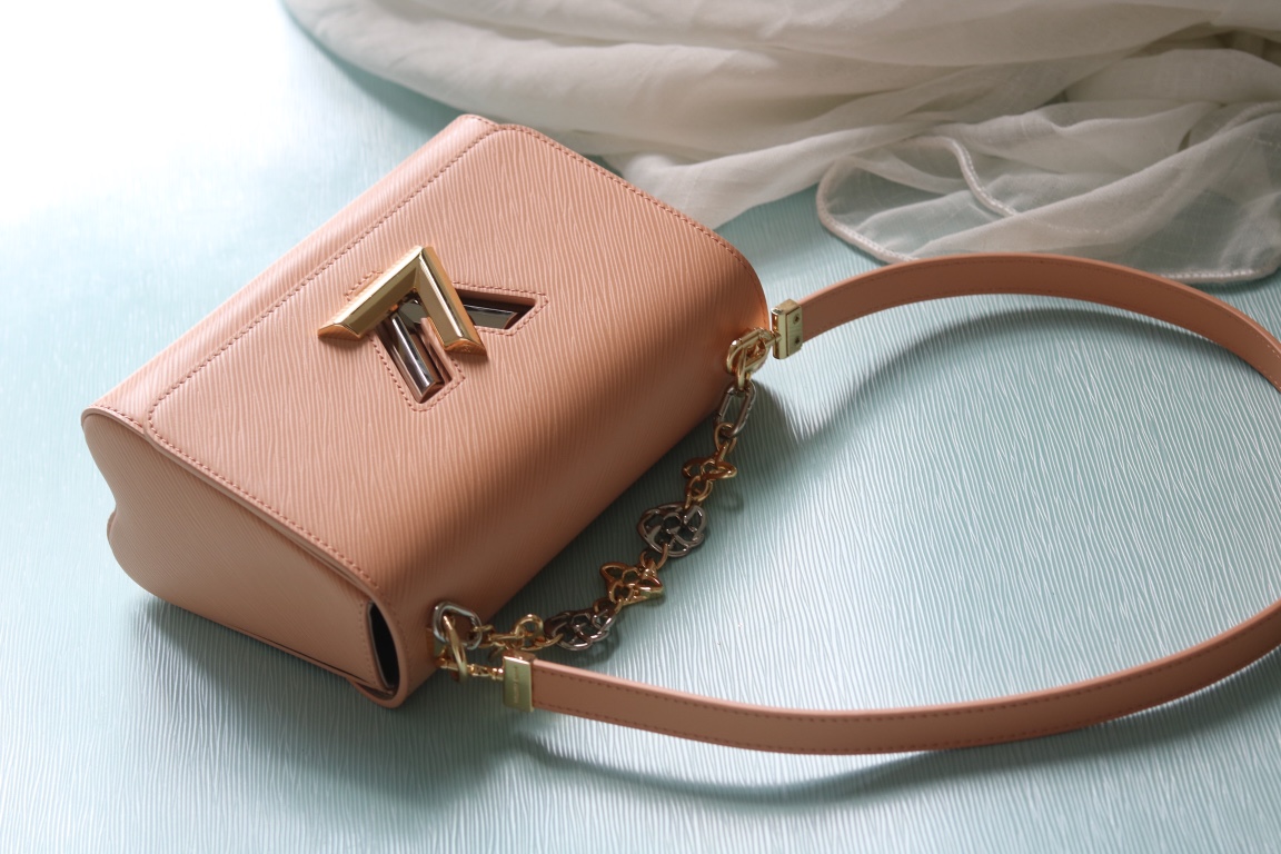 LV原單Twist 22774粉膚色Epi壓紋女款肩背包精品鏈條設計|超A仿原單精品圖片 14 LV原單Twist 22774粉膚色Epi壓紋女款肩背包精品鏈條設計|歐美奢侈品精品推薦