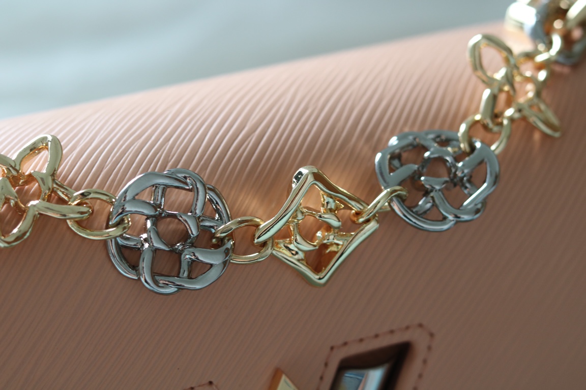 LV原單Twist 22774粉膚色Epi壓紋女款肩背包精品鏈條設計|超A仿原單精品圖片 12 LV原單Twist 22774粉膚色Epi壓紋女款肩背包精品鏈條設計|歐美奢侈品精品推薦