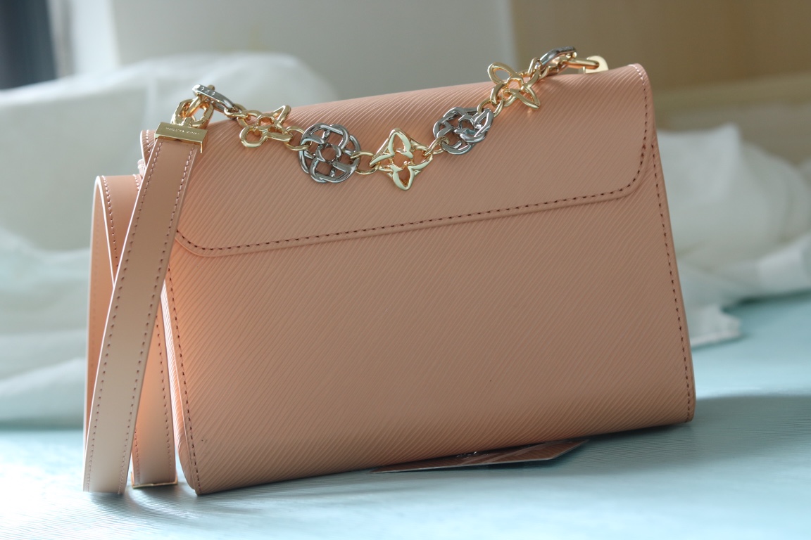 LV原單Twist 22774粉膚色Epi壓紋女款肩背包精品鏈條設計|超A仿原單精品圖片 9 LV原單Twist 22774粉膚色Epi壓紋女款肩背包精品鏈條設計|歐美奢侈品精品推薦