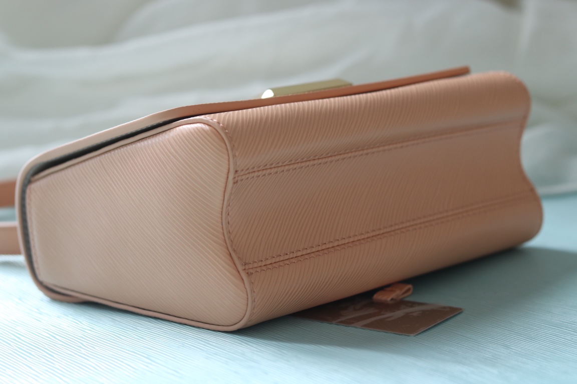 LV原單Twist 22774粉膚色Epi壓紋女款肩背包精品鏈條設計|超A仿原單精品圖片 8 LV原單Twist 22774粉膚色Epi壓紋女款肩背包精品鏈條設計|歐美奢侈品精品推薦