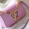 LV精品仿製Twist 50369粉色Epi壓紋女款鏈條肩背包甜美氣質|超A仿原單精品圖片 2 LV精品仿製Twist 50369粉色Epi壓紋女款鏈條肩背包甜美氣質|歐美奢侈品精品推薦