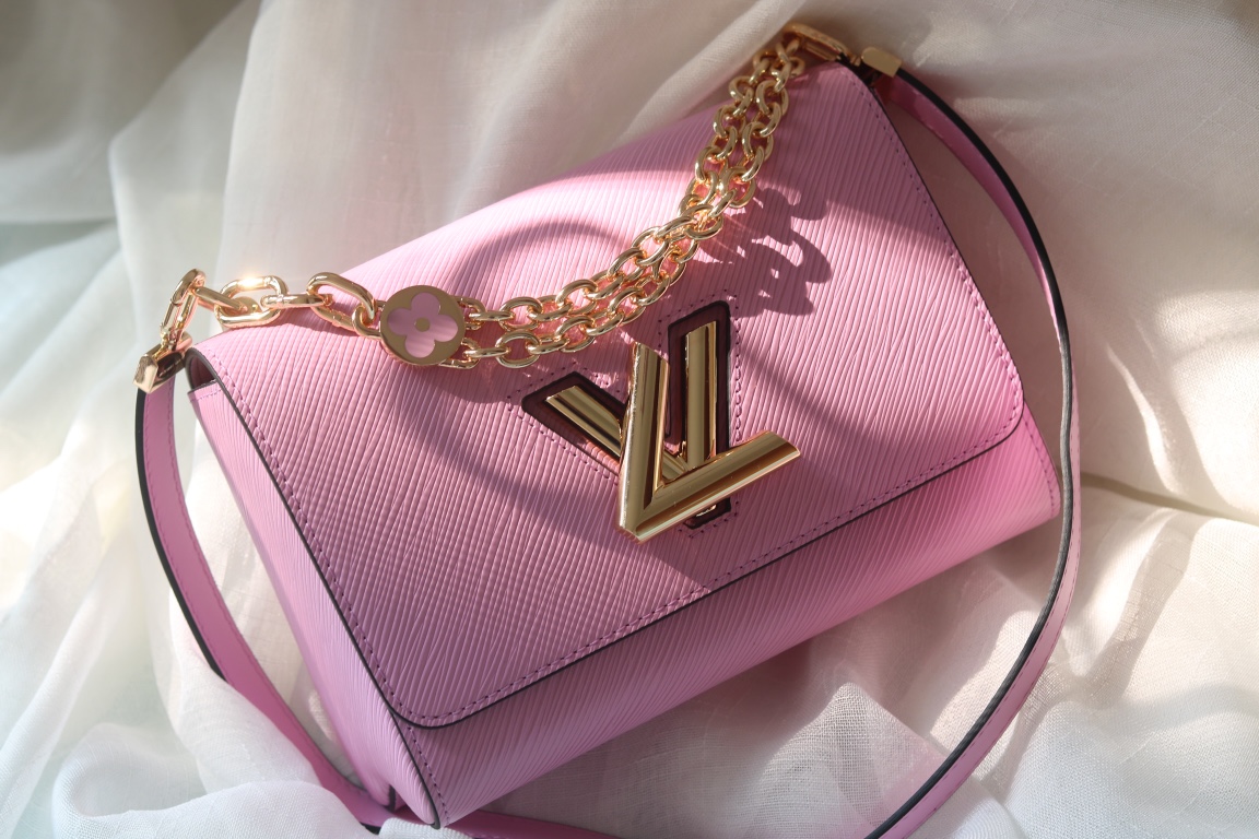 LV精品仿製Twist 50369粉色Epi壓紋女款鏈條肩背包甜美氣質|超A仿原單精品圖片 14 LV精品仿製Twist 50369粉色Epi壓紋女款鏈條肩背包甜美氣質|歐美奢侈品精品推薦