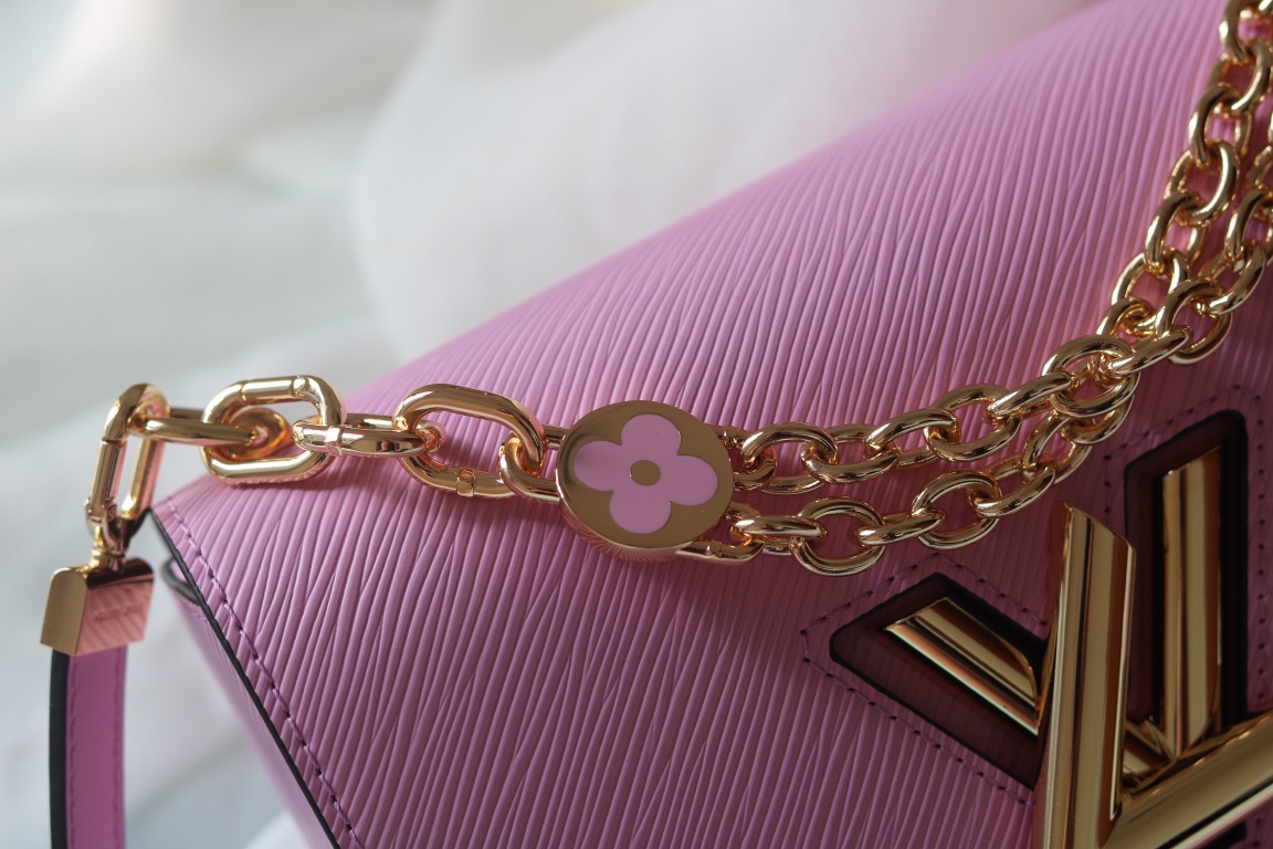 LV精品仿製Twist 50369粉色Epi壓紋女款鏈條肩背包甜美氣質|超A仿原單精品圖片 13 LV精品仿製Twist 50369粉色Epi壓紋女款鏈條肩背包甜美氣質|歐美奢侈品精品推薦