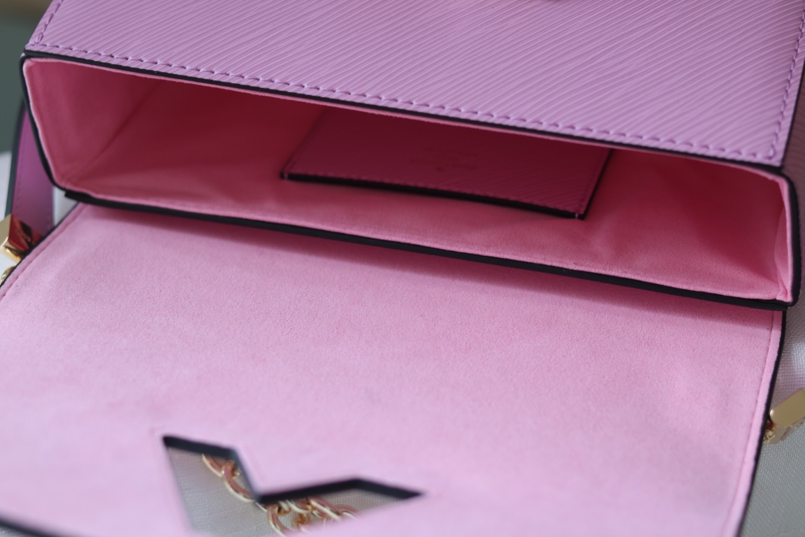 LV精品仿製Twist 50369粉色Epi壓紋女款鏈條肩背包甜美氣質|超A仿原單精品圖片 7 LV精品仿製Twist 50369粉色Epi壓紋女款鏈條肩背包甜美氣質|歐美奢侈品精品推薦