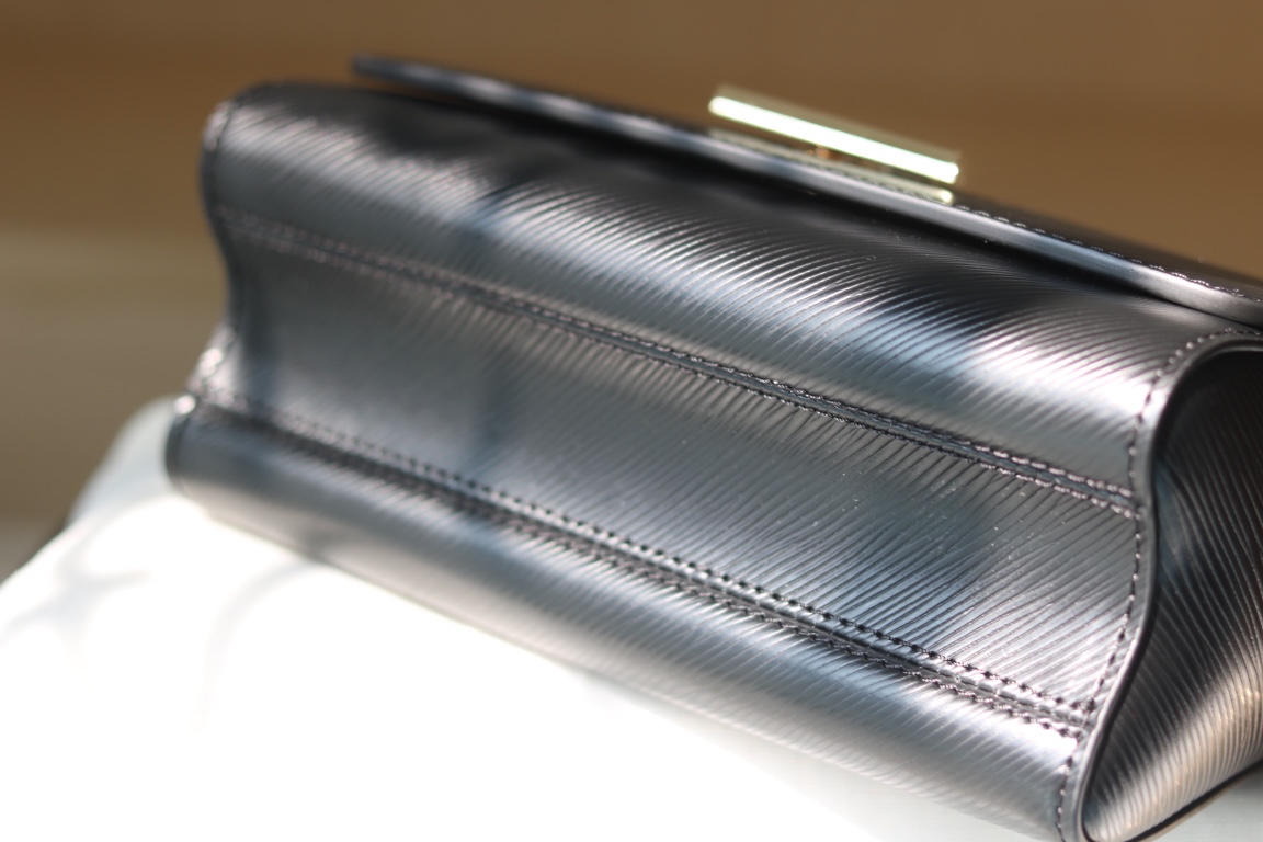 LV高仿Twist 59402黑色Epi壓紋鏈條肩背包經典百搭款|超A仿原單精品圖片 9 LV高仿Twist 59402黑色Epi壓紋鏈條肩背包經典百搭款|歐美奢侈品精品推薦