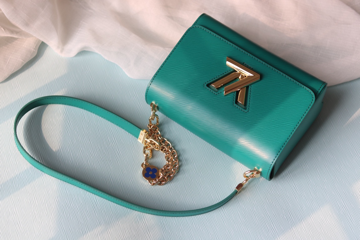 LV高仿Twist 59403綠松石藍Epi壓紋鏈條肩背包時尚亮眼款|超A仿原單精品圖片 14 LV高仿Twist 59403綠松石藍Epi壓紋鏈條肩背包時尚亮眼款|歐美奢侈品精品推薦