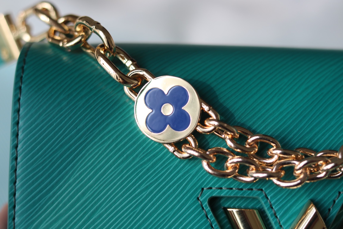 LV高仿Twist 59403綠松石藍Epi壓紋鏈條肩背包時尚亮眼款|超A仿原單精品圖片 12 LV高仿Twist 59403綠松石藍Epi壓紋鏈條肩背包時尚亮眼款|歐美奢侈品精品推薦