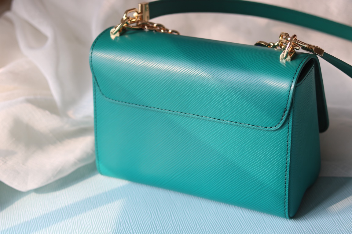 LV高仿Twist 59403綠松石藍Epi壓紋鏈條肩背包時尚亮眼款|超A仿原單精品圖片 10 LV高仿Twist 59403綠松石藍Epi壓紋鏈條肩背包時尚亮眼款|歐美奢侈品精品推薦