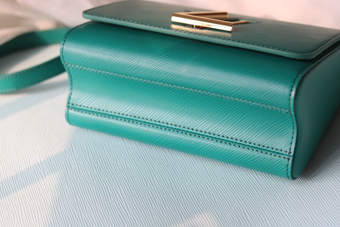 LV高仿Twist 59403綠松石藍Epi壓紋鏈條肩背包時尚亮眼款|超A仿原單精品圖片 9 LV高仿Twist 59403綠松石藍Epi壓紋鏈條肩背包時尚亮眼款|歐美奢侈品精品推薦