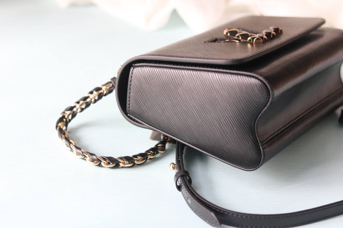 LV一比一Twist 23267黑色Epi皮革幾何紋LV扣鏈條包典雅個性款｜歐美奢侈品精品推薦