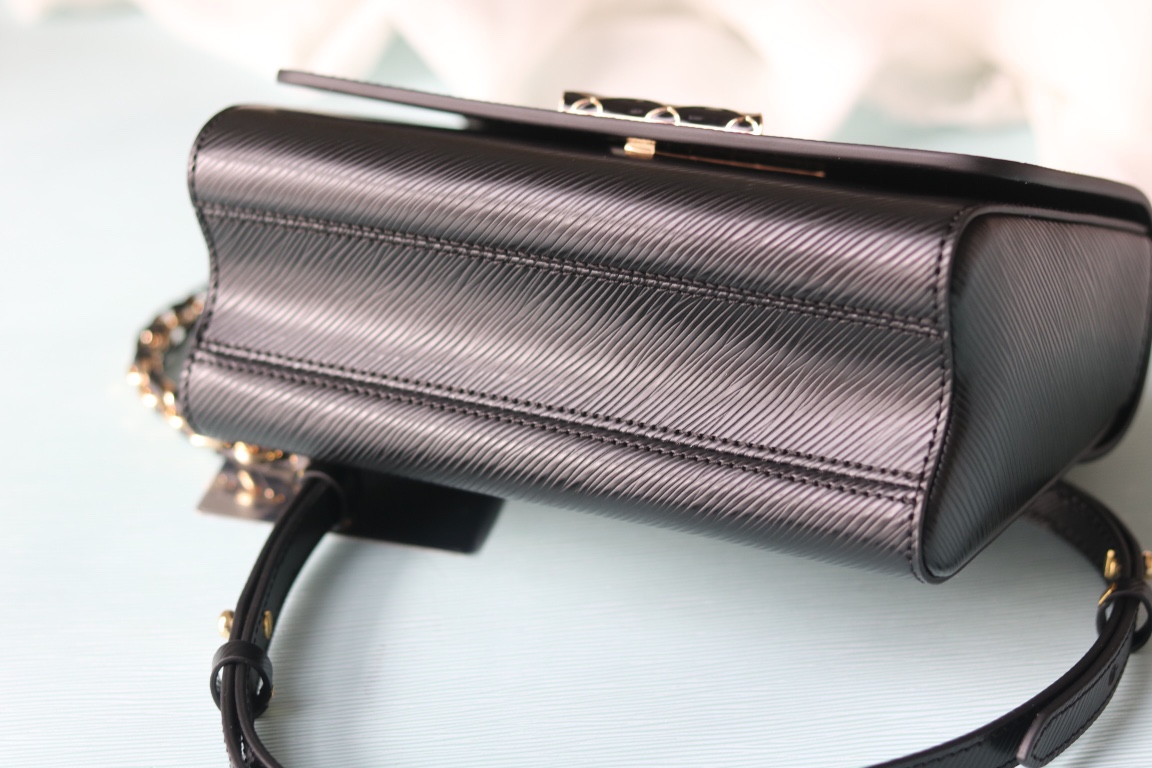 LV一比一Twist 23267黑色Epi皮革幾何紋LV扣鏈條包典雅個性款｜歐美奢侈品精品推薦