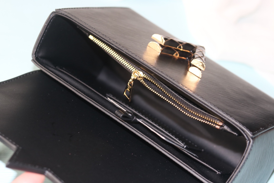 LV一比一Twist 23267黑色Epi皮革幾何紋LV扣鏈條包典雅個性款｜歐美奢侈品精品推薦