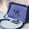 LV精品仿製Twist 23377藍色Epi皮革幾何扣鏈條包年輕時尚款｜歐美奢侈品精品推薦