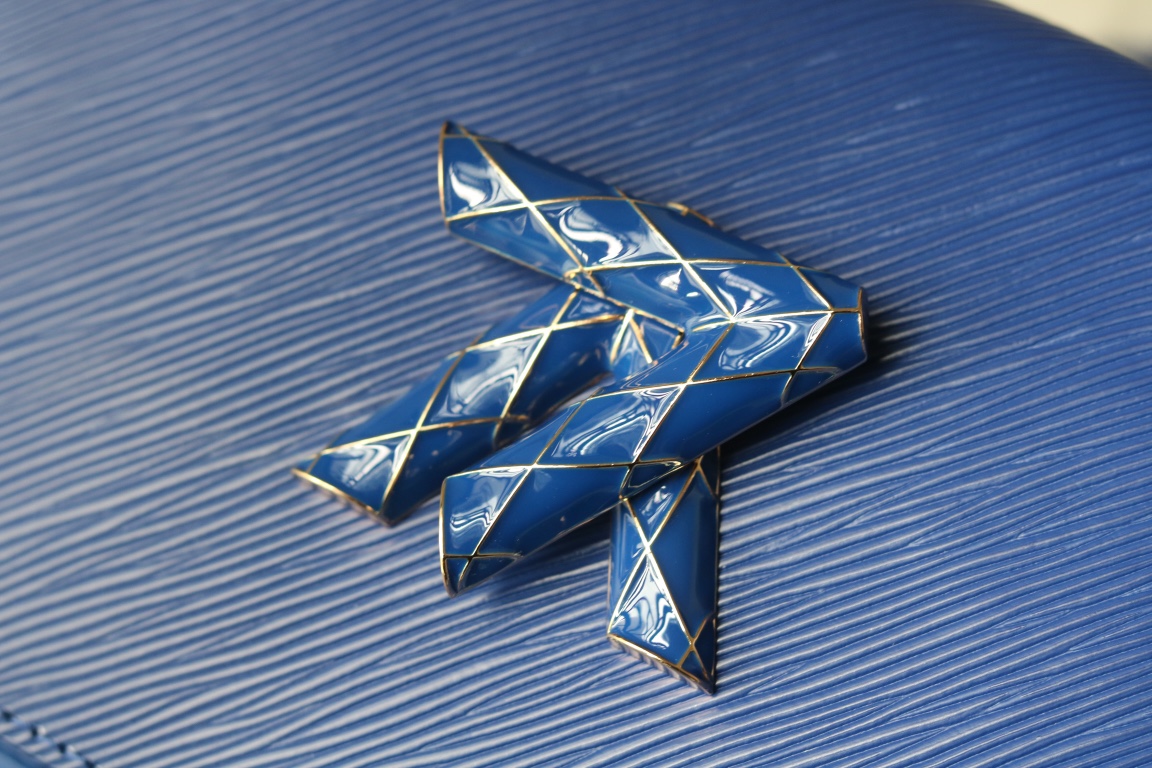 LV精品仿製Twist 23377藍色Epi皮革幾何扣鏈條包年輕時尚款｜歐美奢侈品精品推薦