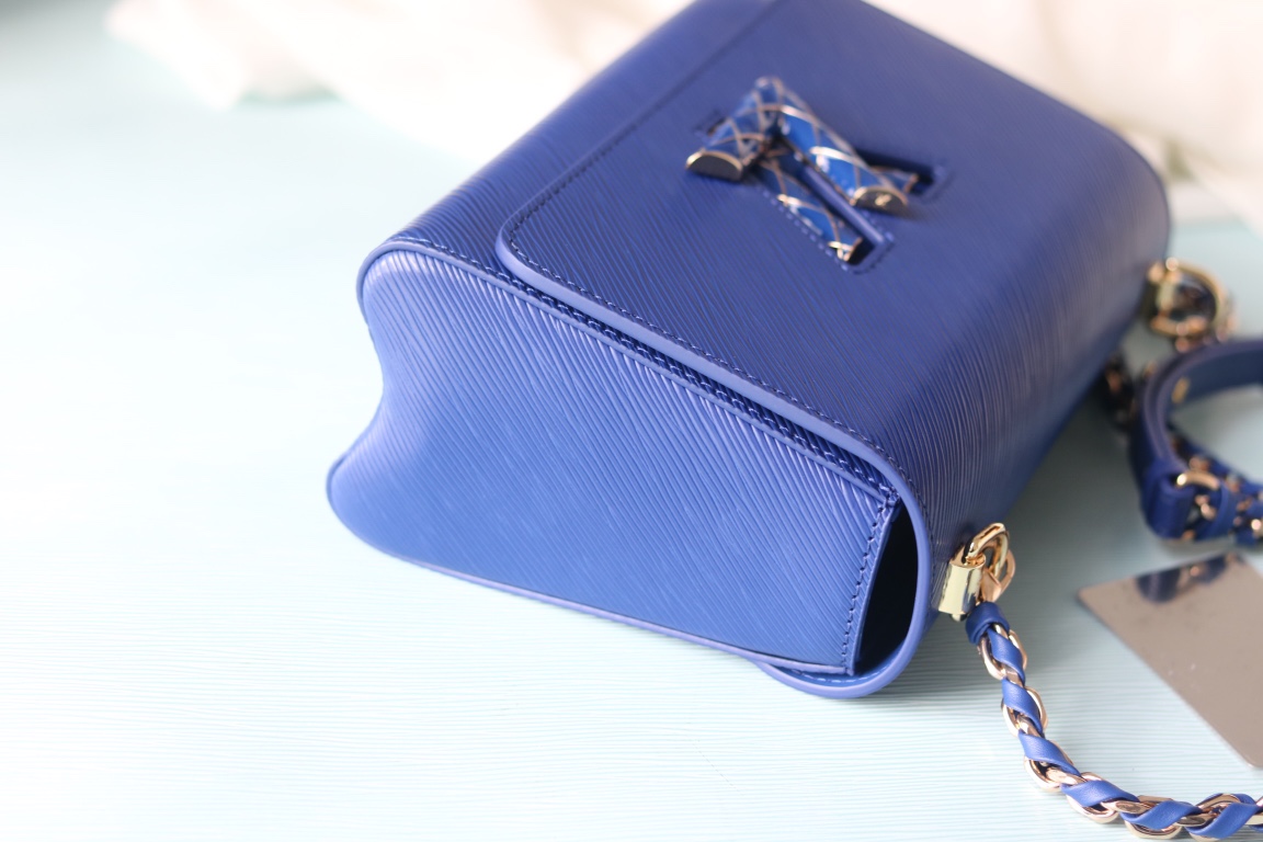 LV精品仿製Twist 23377藍色Epi皮革幾何扣鏈條包年輕時尚款｜歐美奢侈品精品推薦