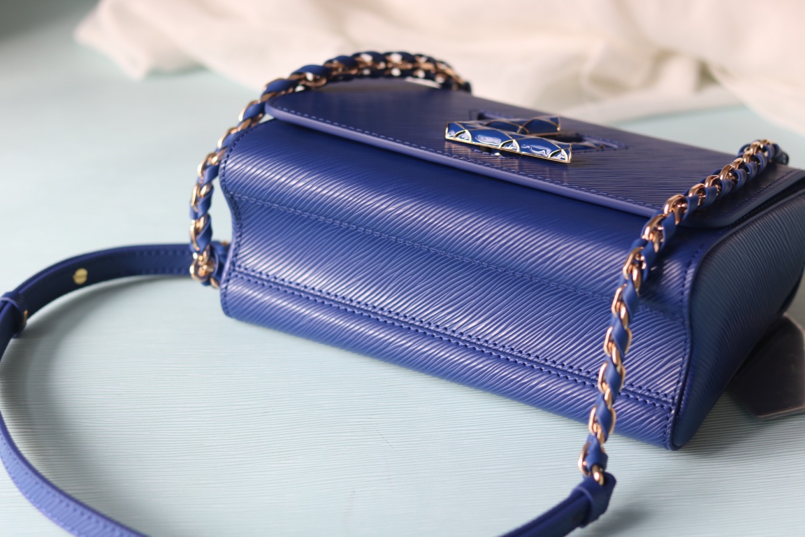 LV精品仿製Twist 23377藍色Epi皮革幾何扣鏈條包年輕時尚款｜歐美奢侈品精品推薦