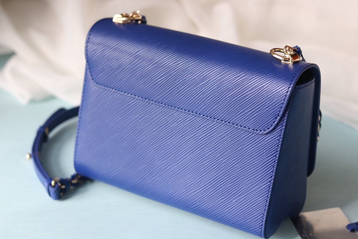 LV精品仿製Twist 23377藍色Epi皮革幾何扣鏈條包年輕時尚款｜歐美奢侈品精品推薦