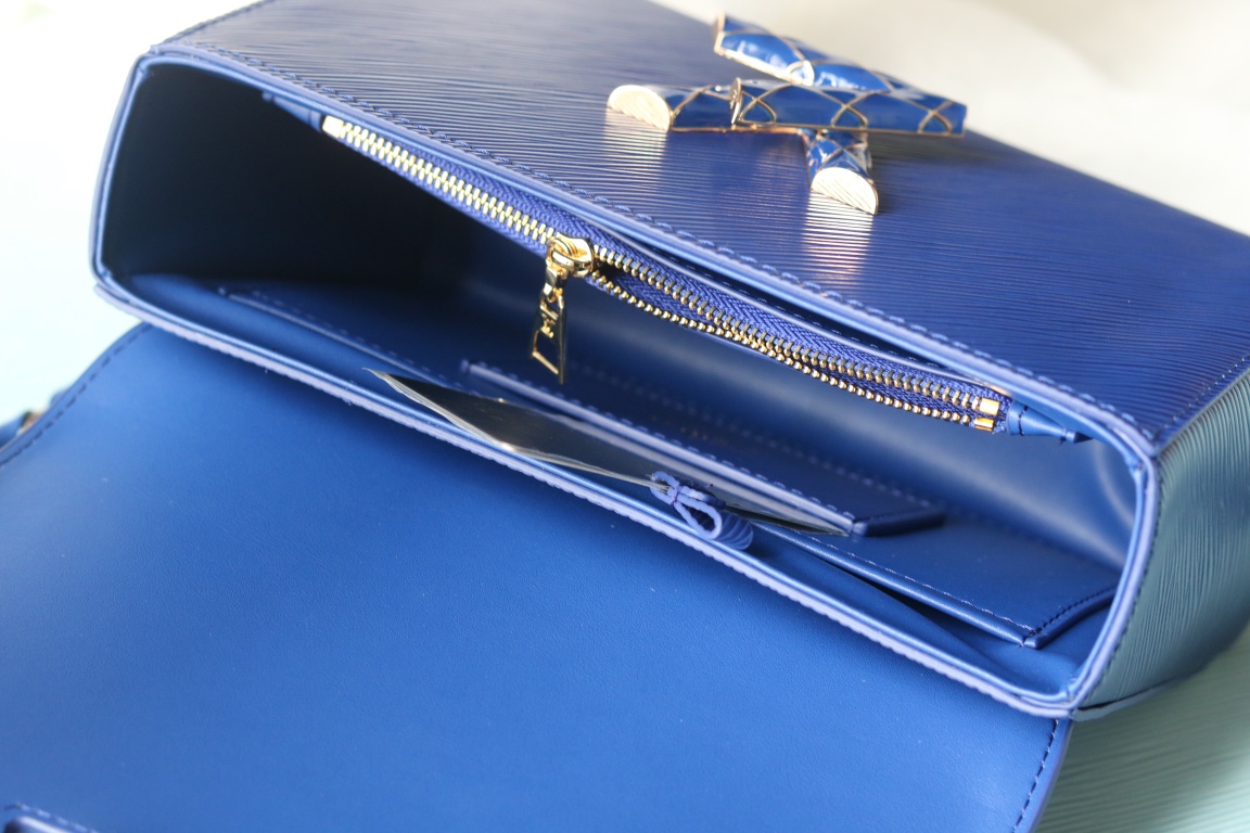 LV精品仿製Twist 23377藍色Epi皮革幾何扣鏈條包年輕時尚款｜歐美奢侈品精品推薦