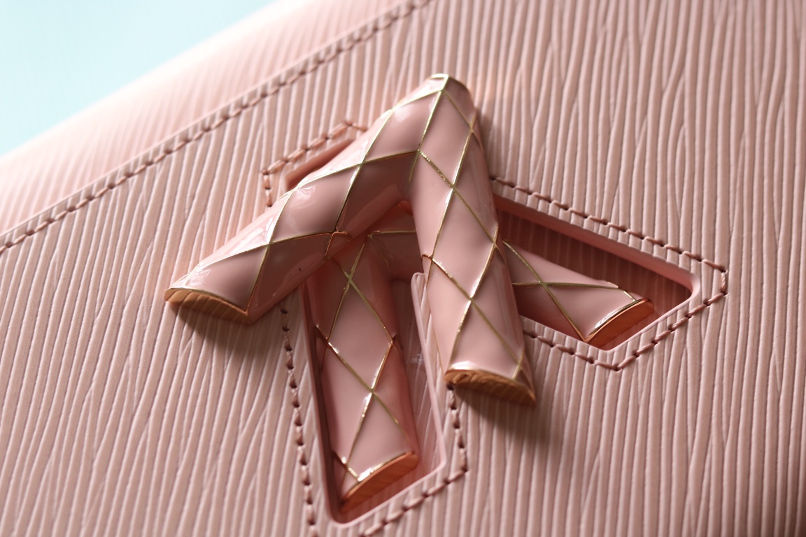 LV一比一Twist 23267粉色Epi皮革幾何扣鏈條包甜美高級款｜歐美奢侈品精品推薦