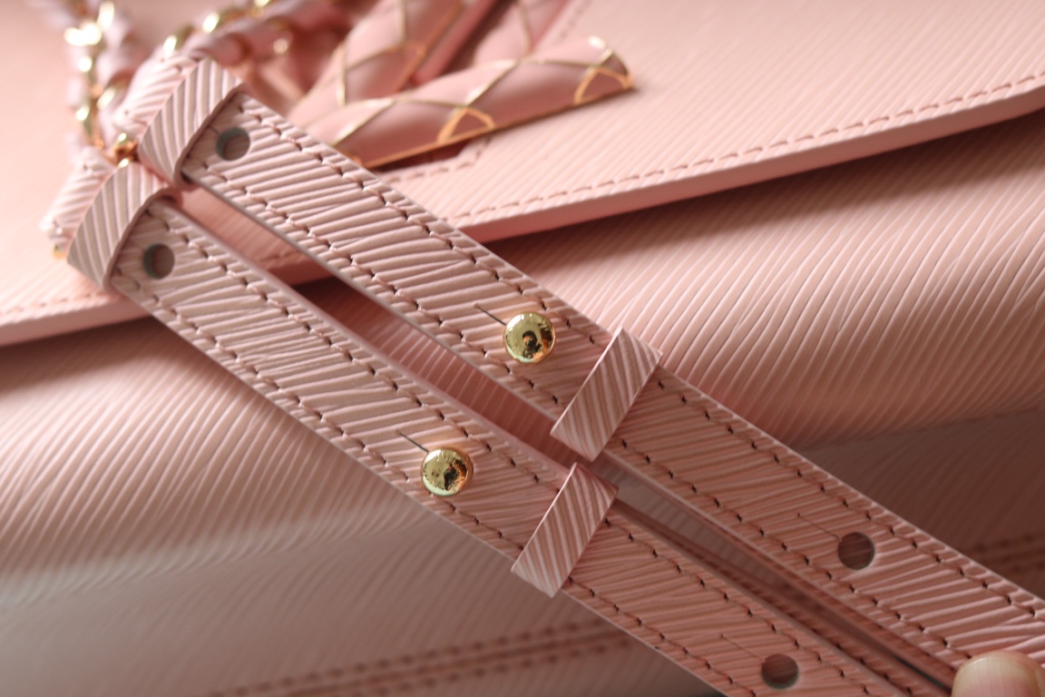 LV一比一Twist 23267粉色Epi皮革幾何扣鏈條包甜美高級款｜歐美奢侈品精品推薦