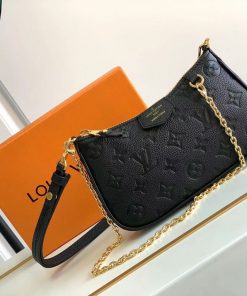 LV 高仿黑色壓花鏈條腋下包 經典百搭小巧設計