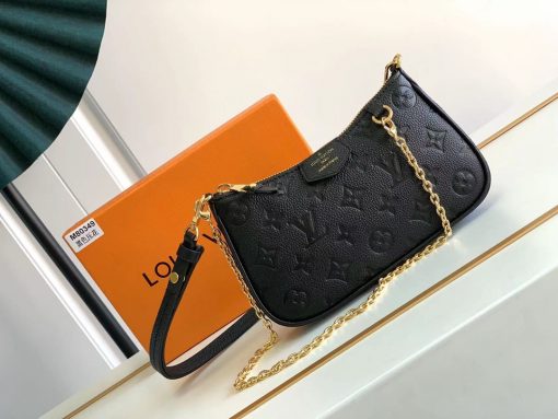 LV 高仿黑色壓花鏈條腋下包 經典百搭小巧設計