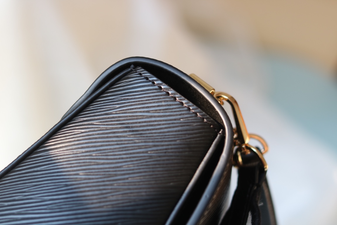 LV高仿女士手提包黑色百搭金扣設計通勤必備｜歐美奢侈品精品推薦