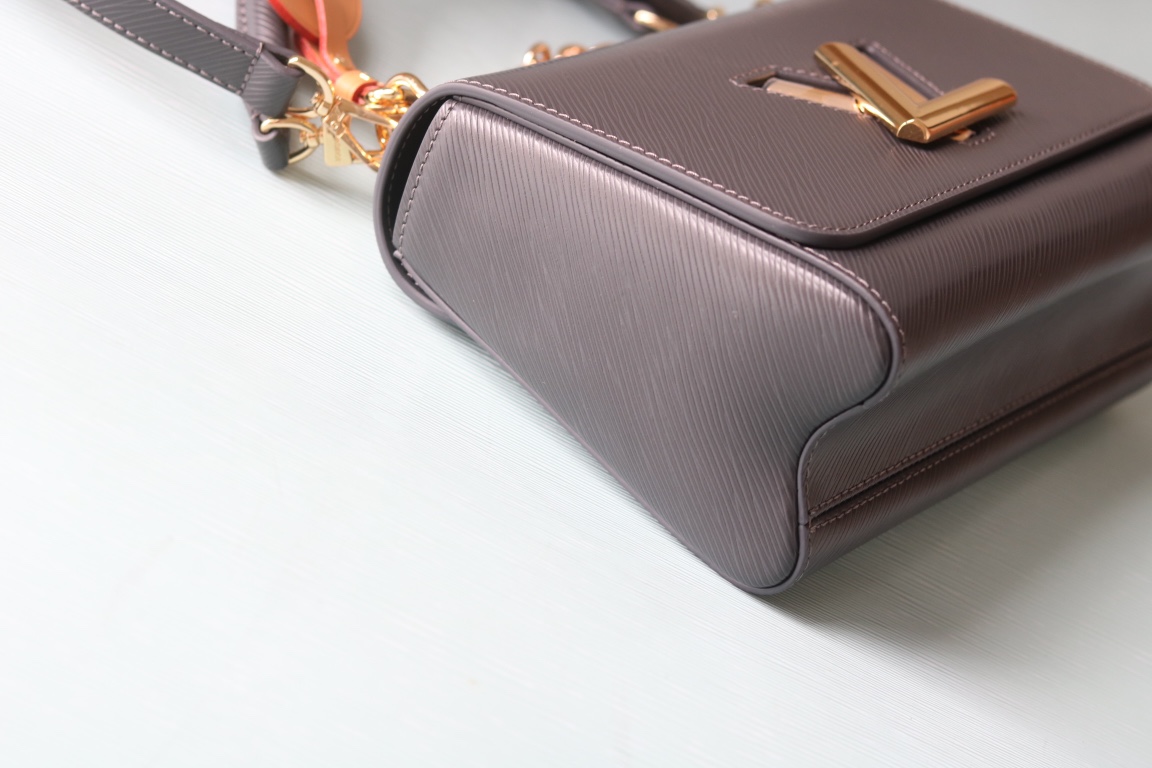 LV高仿女士手提包鏈條肩帶黑色金扣設計精品款｜歐美奢侈品精品推薦