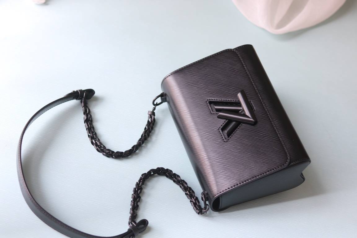 LV高仿女士鏈條手提包黑色全黑設計低調百搭款|超A仿原單精品圖片 14 LV高仿女士鏈條手提包黑色全黑設計低調百搭款|歐美奢侈品精品推薦