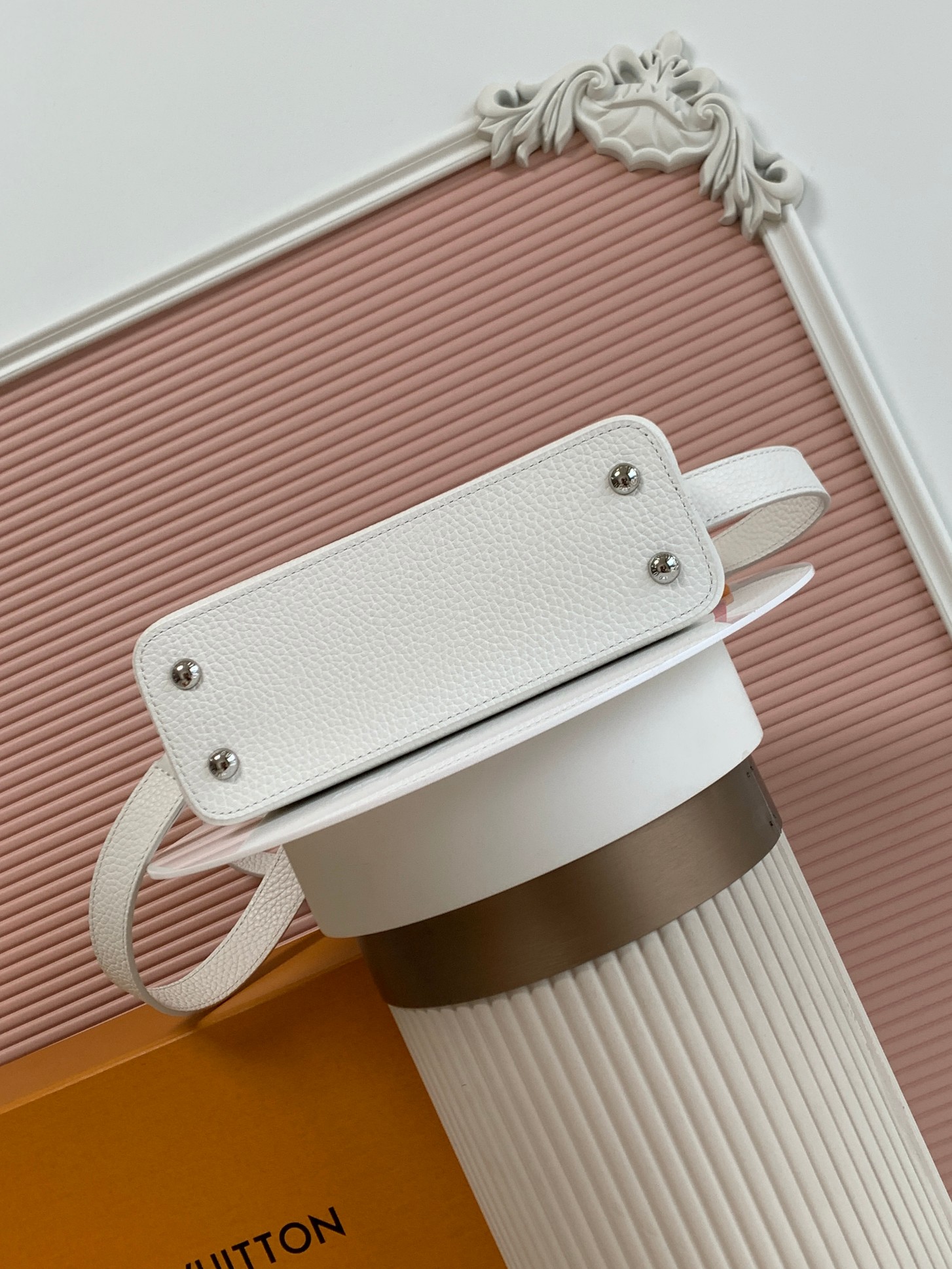 LV一比一女士手提包白色晶鑽Logo精品設計百搭款|超A仿原單精品圖片 12 LV一比一女士手提包白色晶鑽Logo精品設計百搭款|歐美奢侈品精品推薦