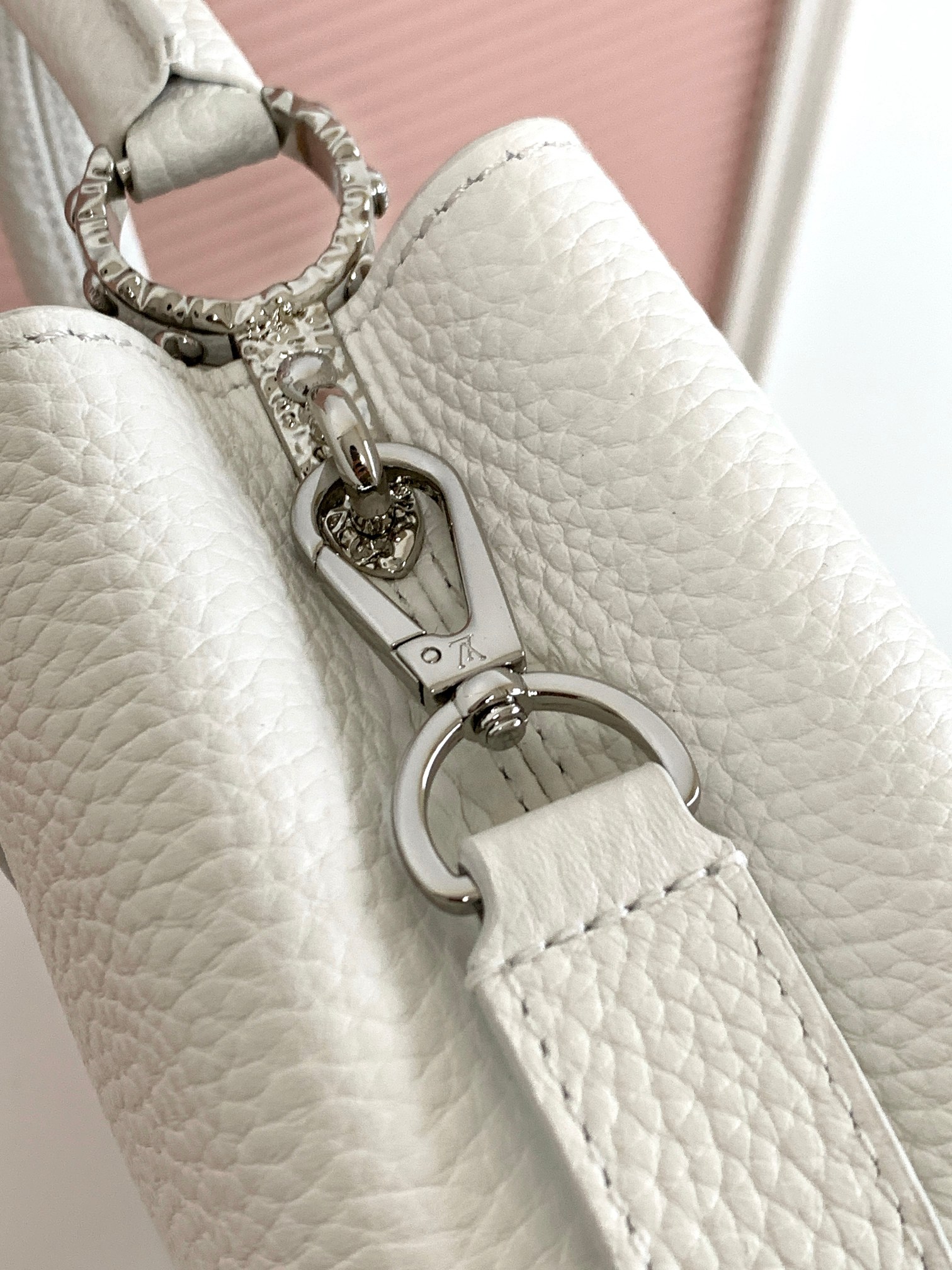 LV一比一女士手提包白色晶鑽Logo精品設計百搭款|超A仿原單精品圖片 10 LV一比一女士手提包白色晶鑽Logo精品設計百搭款|歐美奢侈品精品推薦