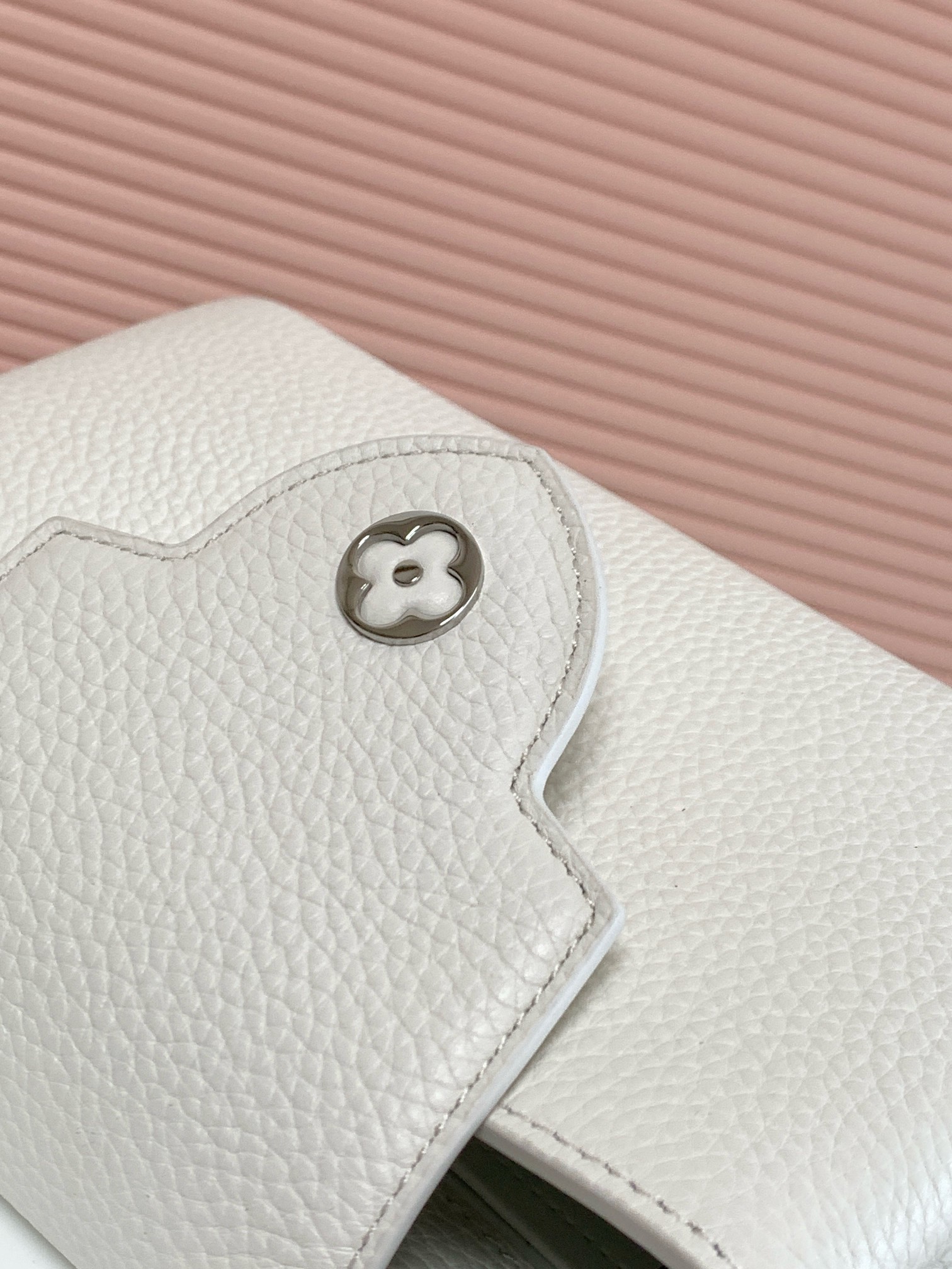 LV一比一女士手提包白色晶鑽Logo精品設計百搭款|超A仿原單精品圖片 9 LV一比一女士手提包白色晶鑽Logo精品設計百搭款|歐美奢侈品精品推薦