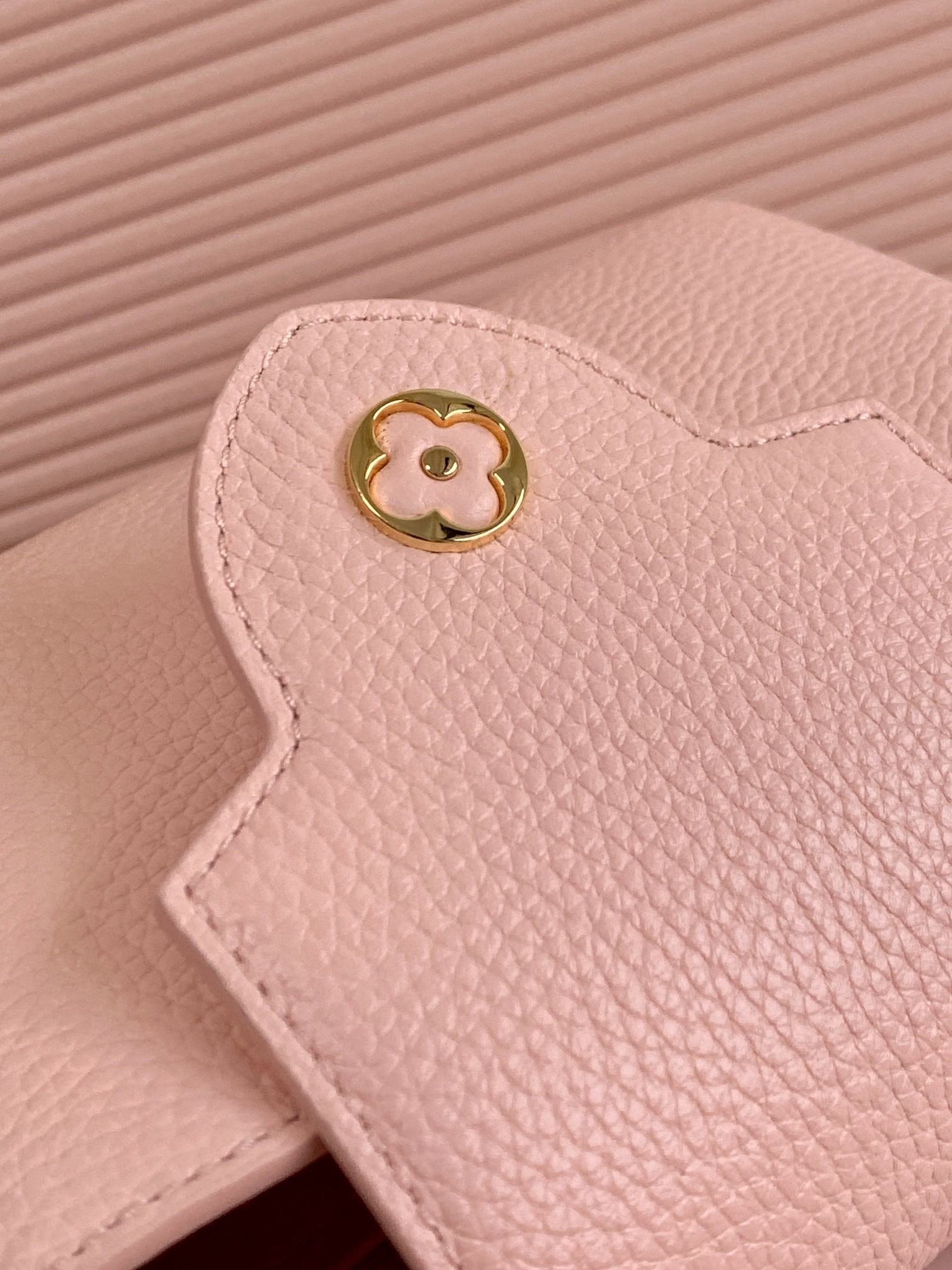 LV A貨女士手提包粉色晶鑽Logo設計輕奢百搭款|超A仿原單精品圖片 9 LV A貨女士手提包粉色晶鑽Logo設計輕奢百搭款|歐美奢侈品精品推薦