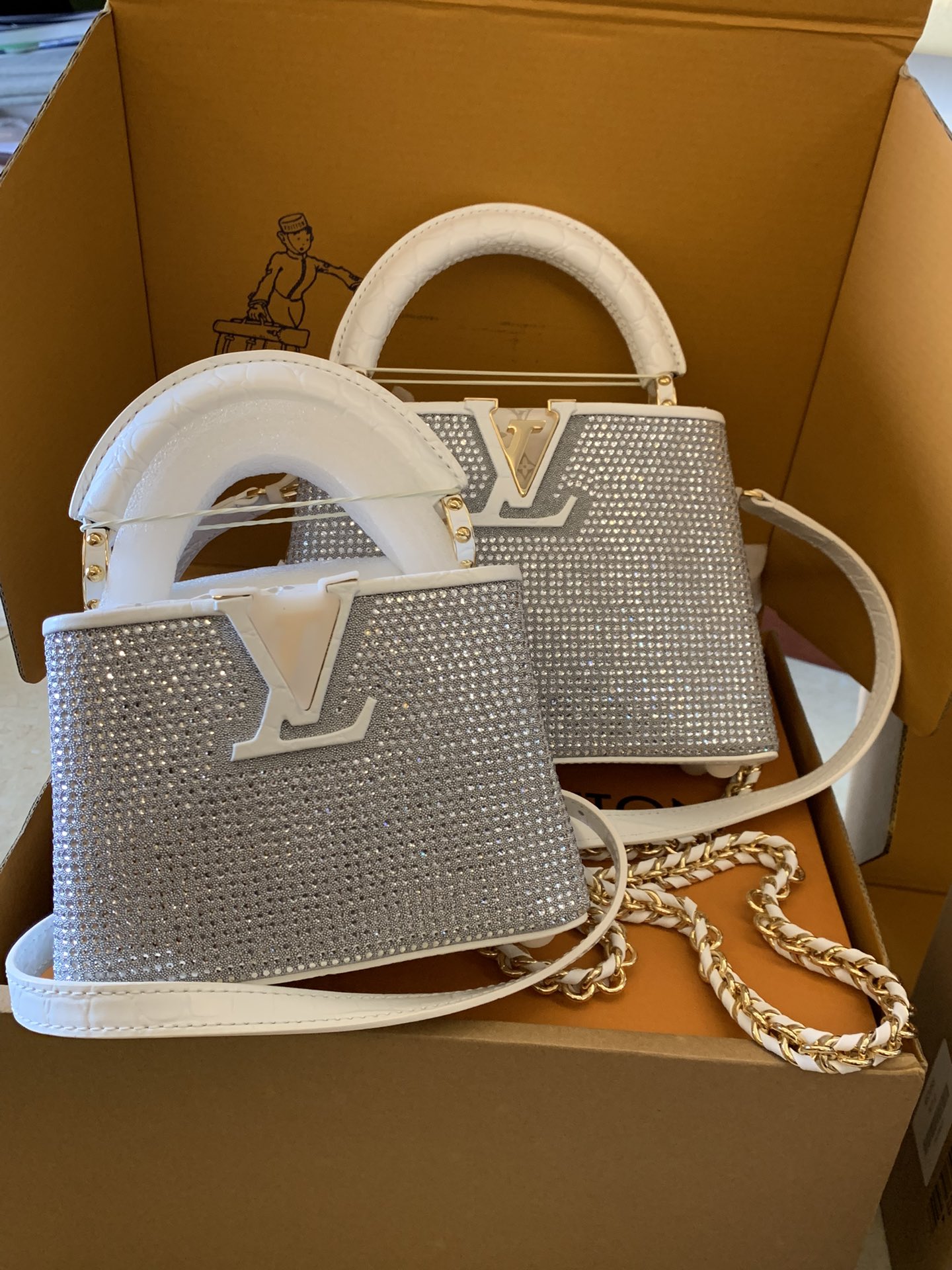 LV精品仿製女士手提包水鑽裝飾白色鏈條優雅奢華款|超A仿原單精品圖片 6 LV精品仿製女士手提包水鑽裝飾白色鏈條優雅奢華款|歐美奢侈品精品推薦