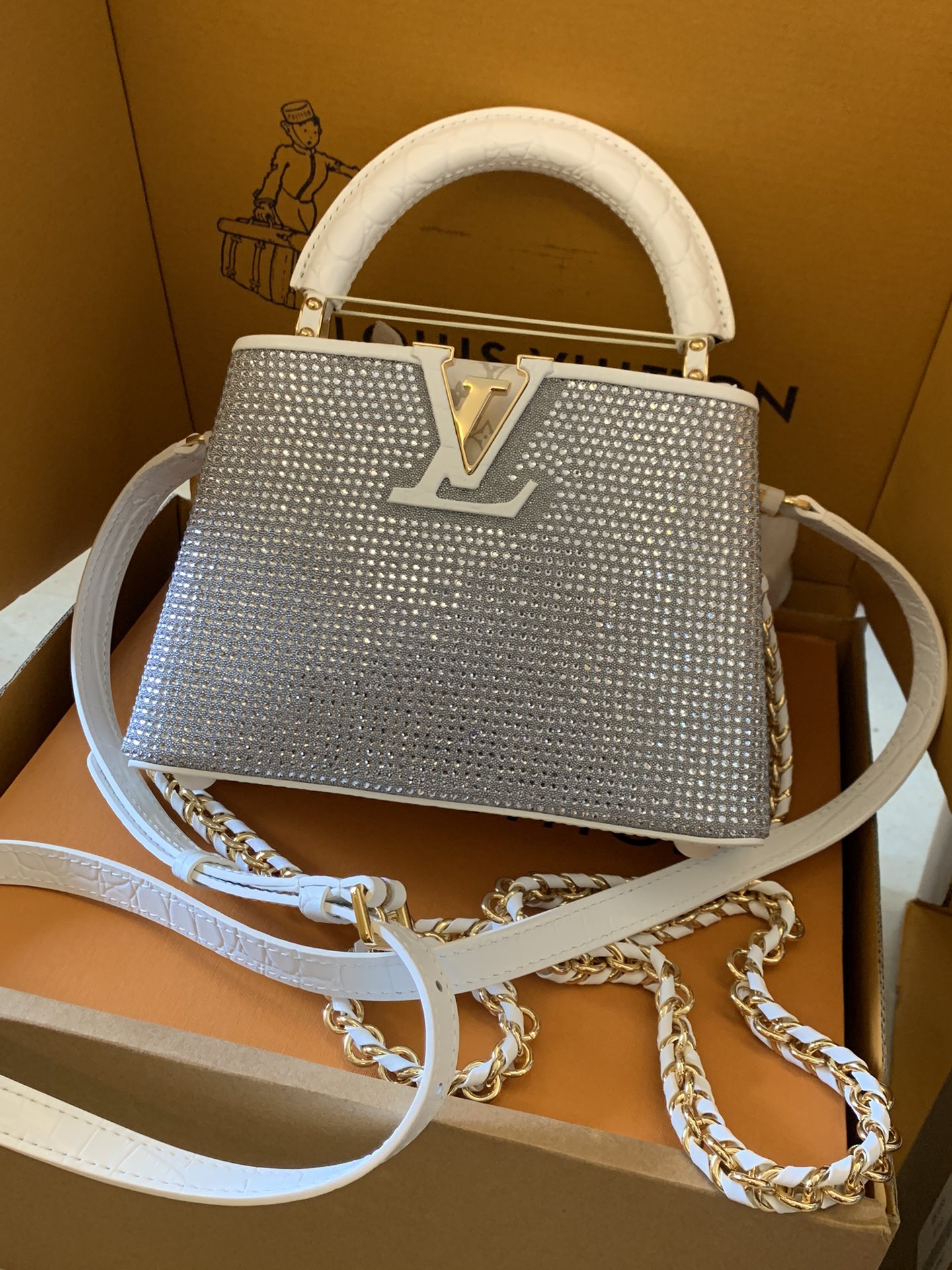 LV精品仿製女士手提包水鑽裝飾白色鏈條優雅奢華款|超A仿原單精品圖片 9 LV精品仿製女士手提包水鑽裝飾白色鏈條優雅奢華款|歐美奢侈品精品推薦