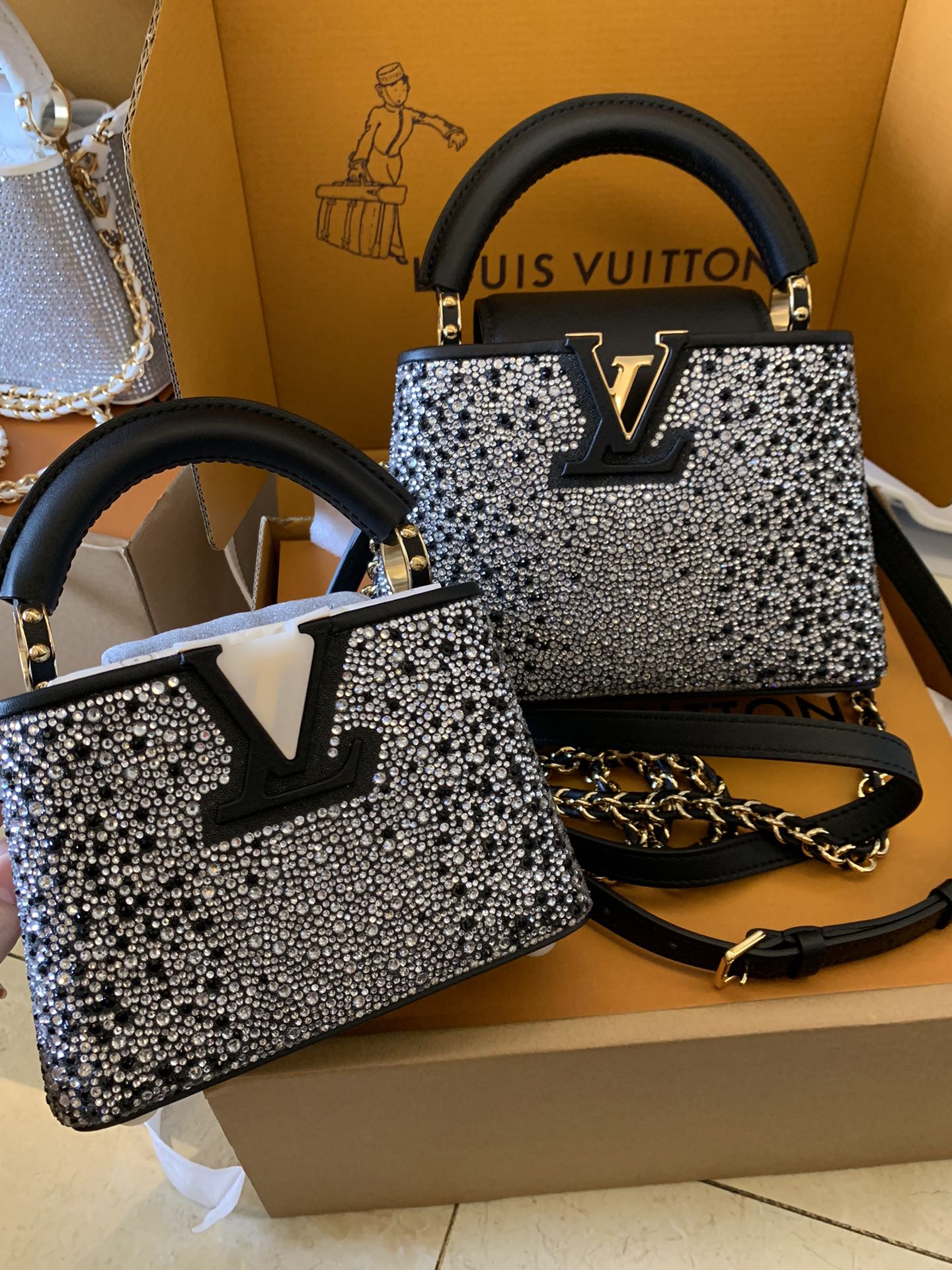 LV精品仿製女士手提包水鑽裝飾白色鏈條優雅奢華款|超A仿原單精品圖片 8 LV精品仿製女士手提包水鑽裝飾白色鏈條優雅奢華款|歐美奢侈品精品推薦