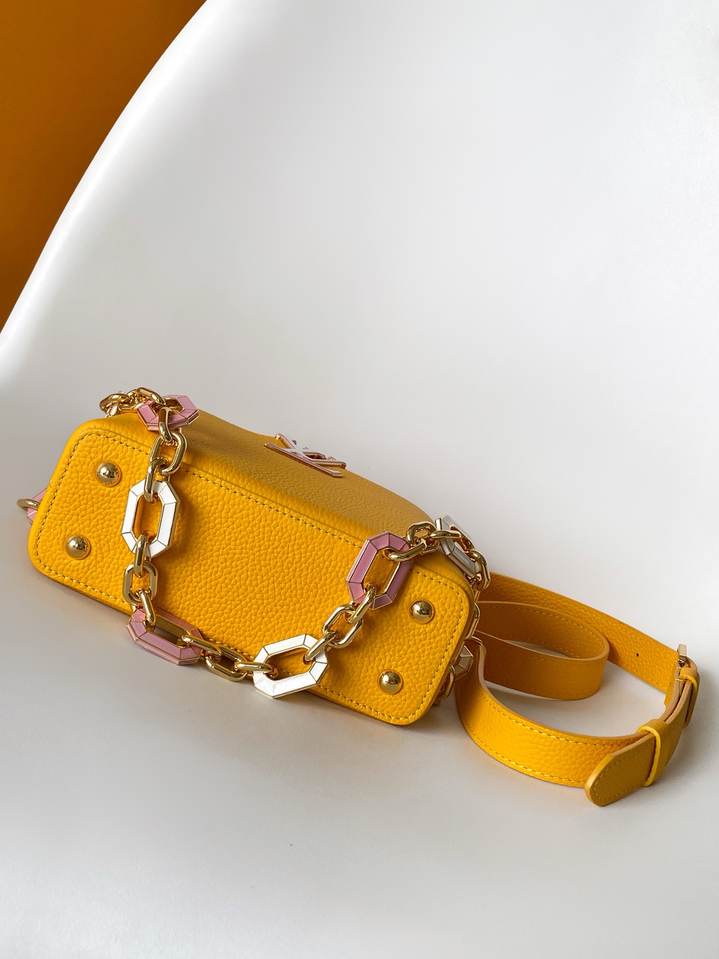 LV精品仿製女士手提包亮黃皮革金屬鏈條時尚百搭款｜歐美奢侈品精品推薦