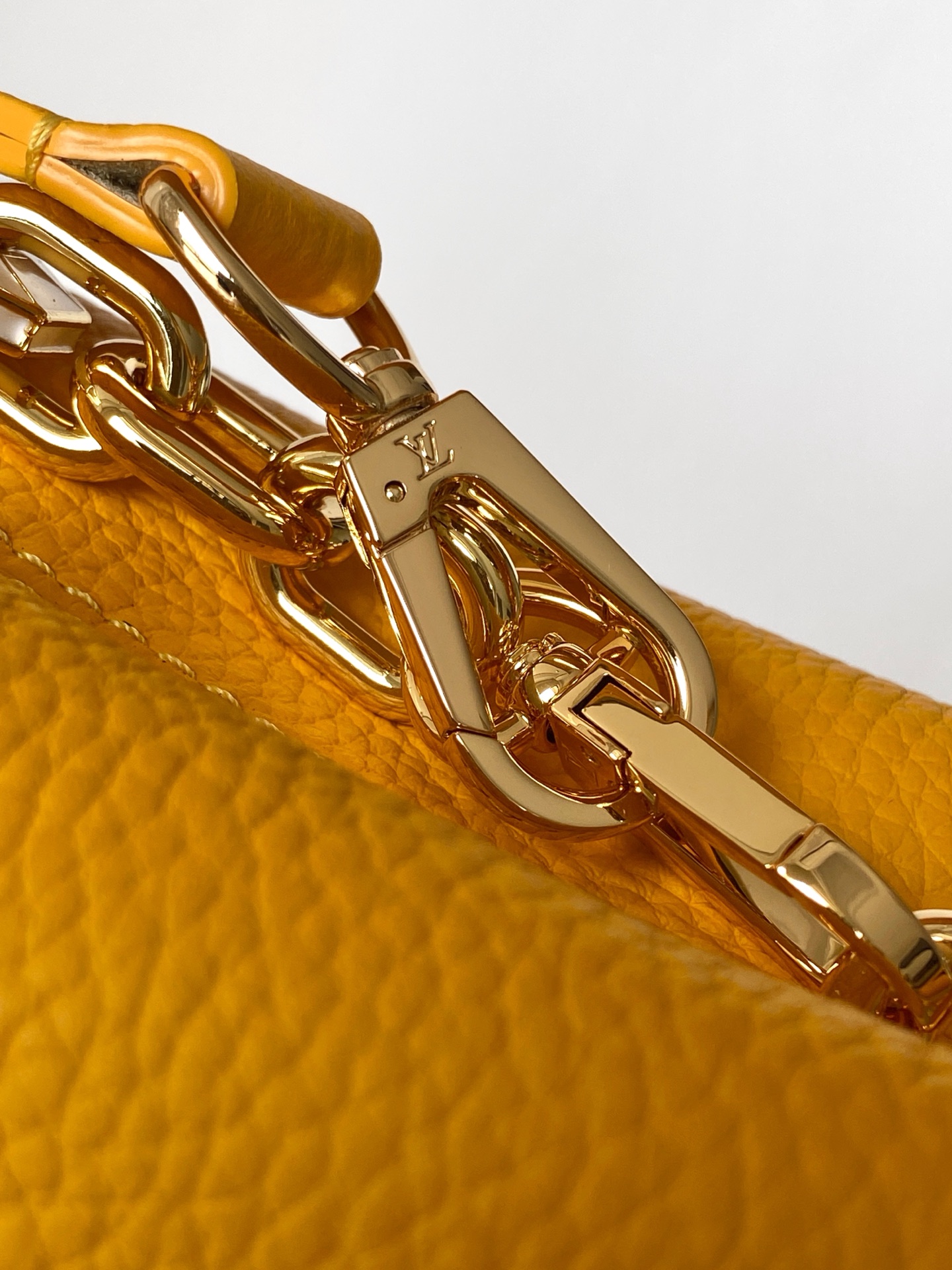 LV精品仿製女士手提包亮黃皮革金屬鏈條時尚百搭款｜歐美奢侈品精品推薦