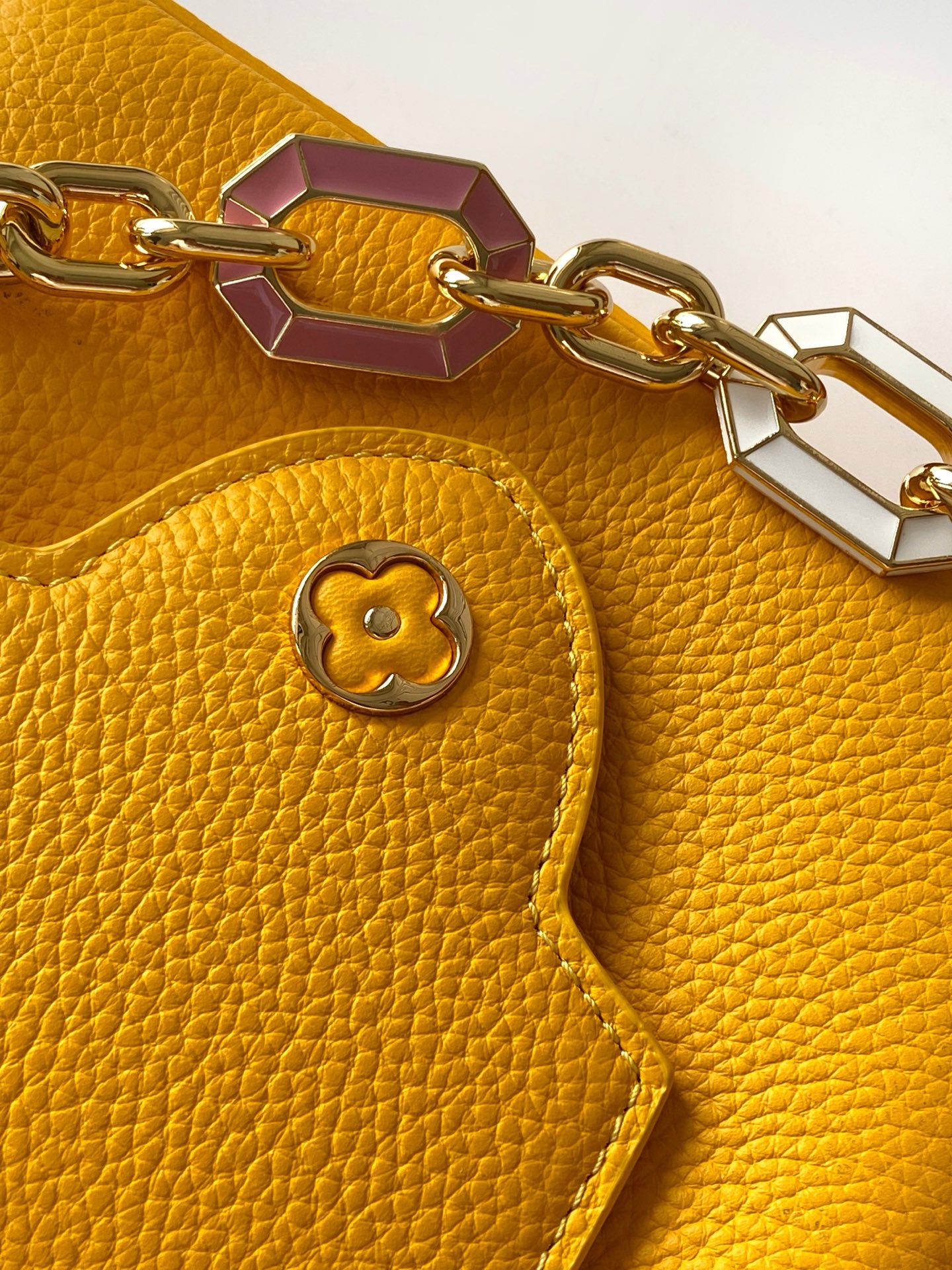 LV精品仿製女士手提包亮黃皮革金屬鏈條時尚百搭款｜歐美奢侈品精品推薦