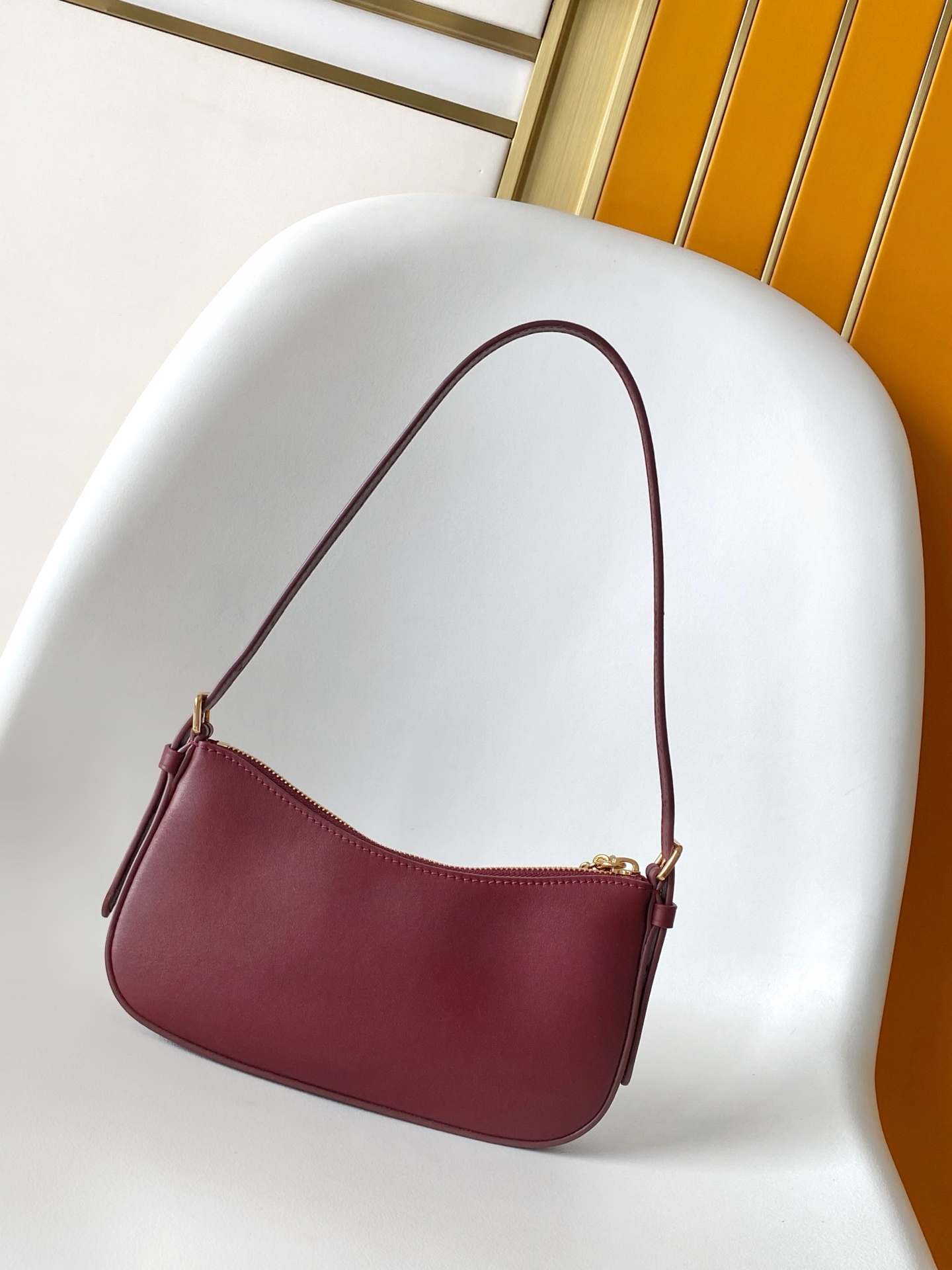 LV一比一女士腋下包酒紅色金鏈設計簡約時尚款｜歐美奢侈品精品推薦