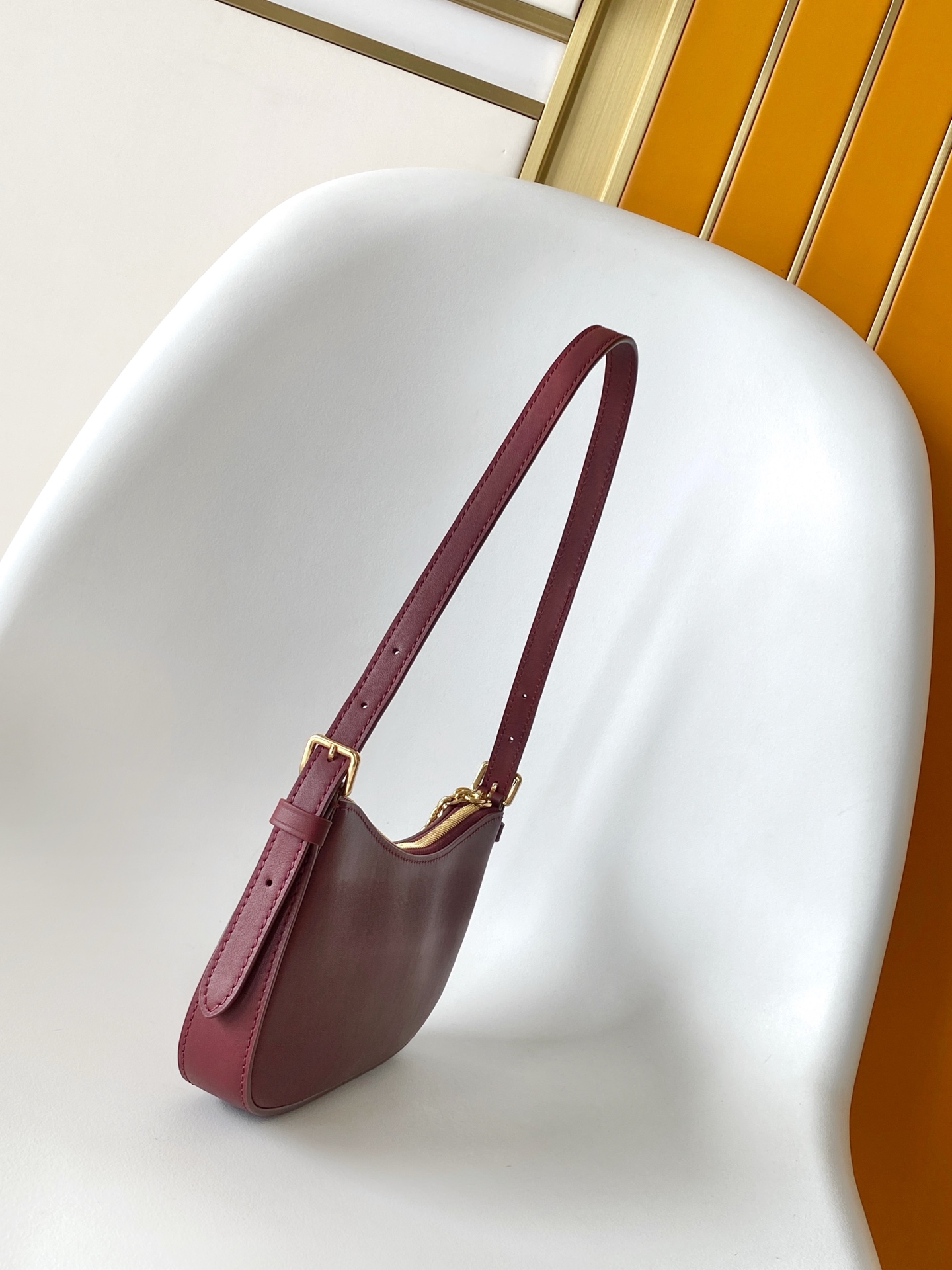 LV一比一女士腋下包酒紅色金鏈設計簡約時尚款｜歐美奢侈品精品推薦