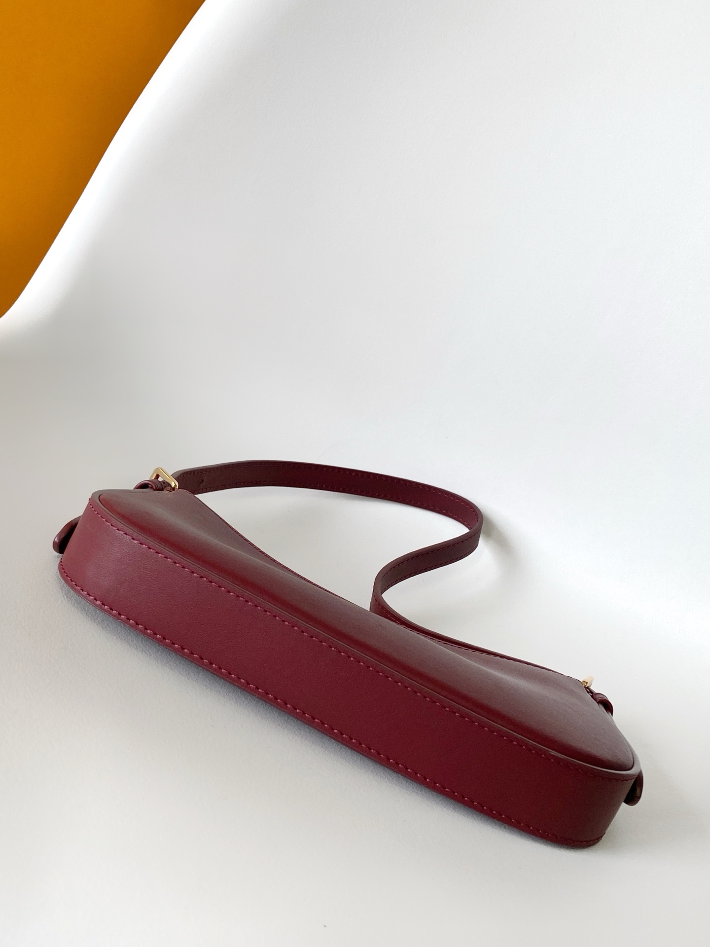 LV一比一女士腋下包酒紅色金鏈設計簡約時尚款｜歐美奢侈品精品推薦