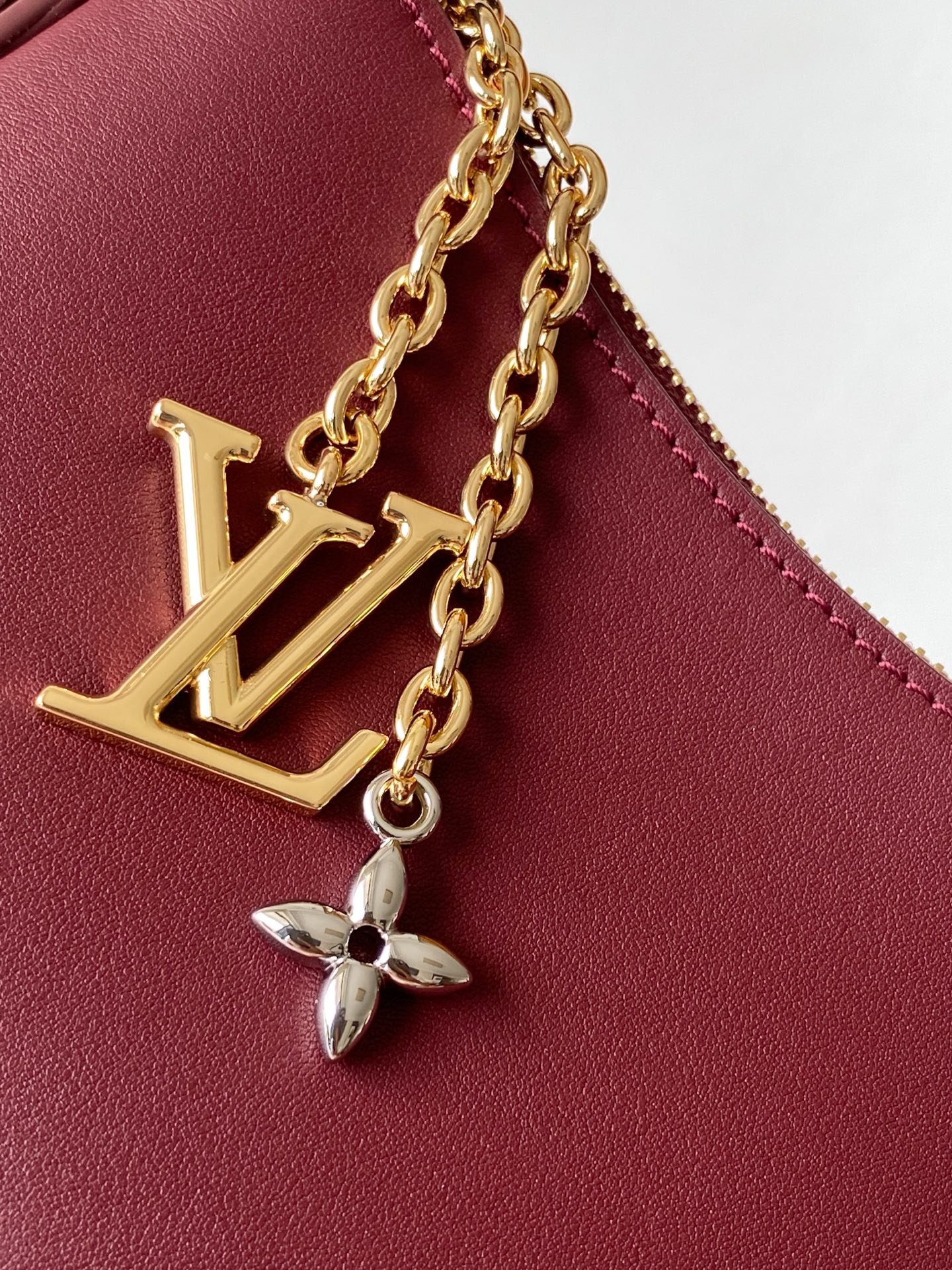 LV一比一女士腋下包酒紅色金鏈設計簡約時尚款｜歐美奢侈品精品推薦