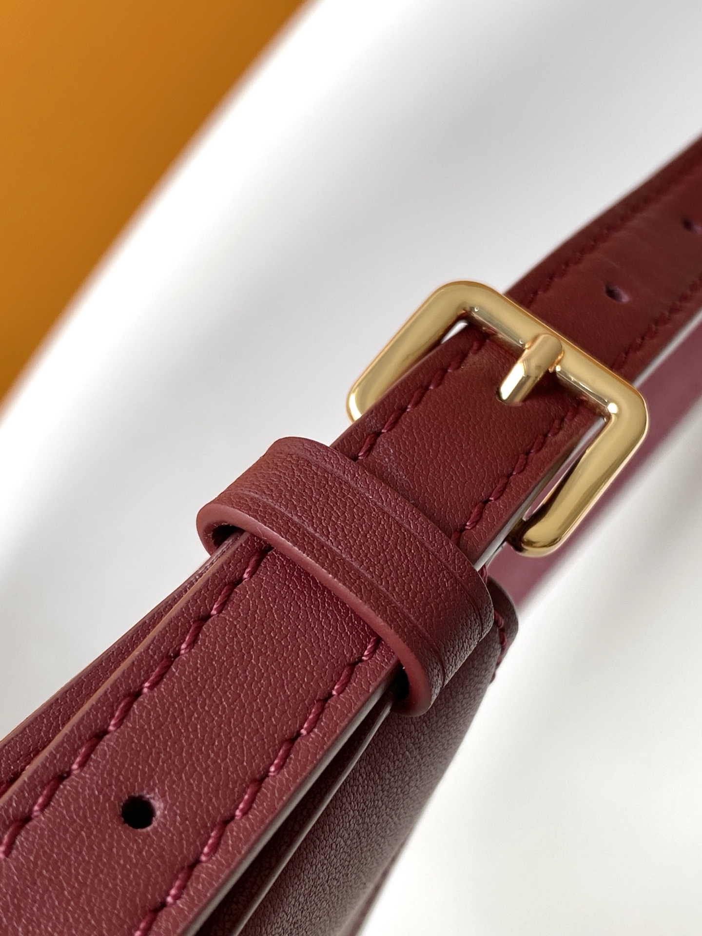 LV一比一女士腋下包酒紅色金鏈設計簡約時尚款｜歐美奢侈品精品推薦